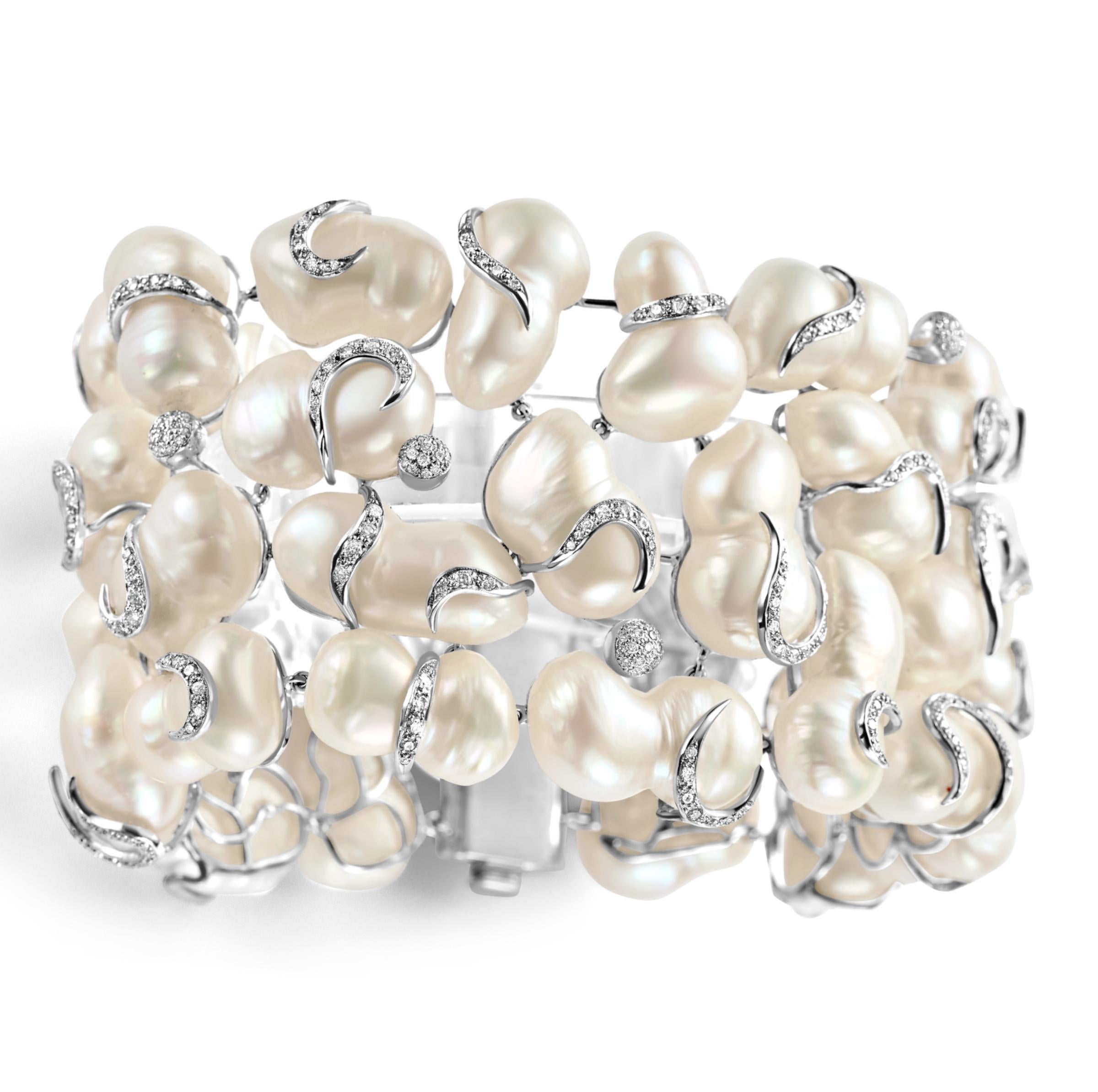 Taille ronde Bracelet biseau en or blanc 18 carats avec perles et diamants de 5 carats  en vente