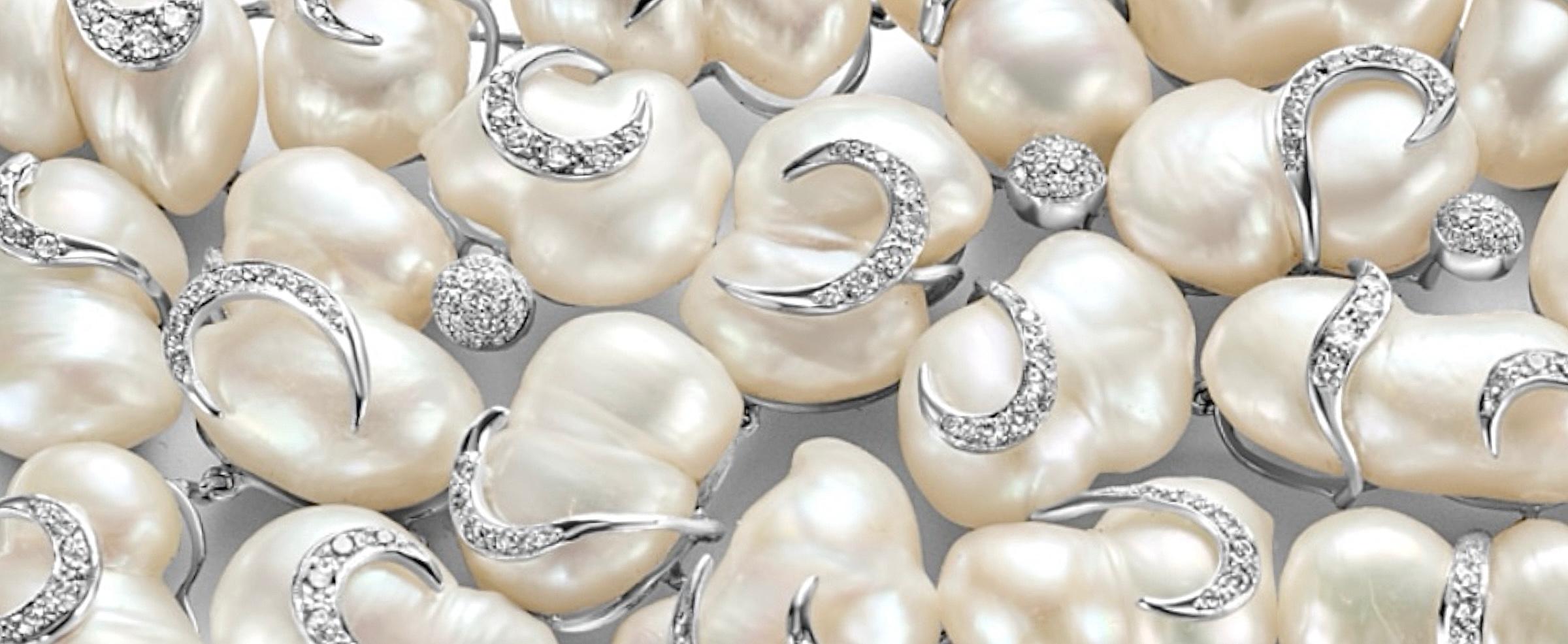 Bracelet biseau en or blanc 18 carats avec perles et diamants de 5 carats  Unisexe en vente
