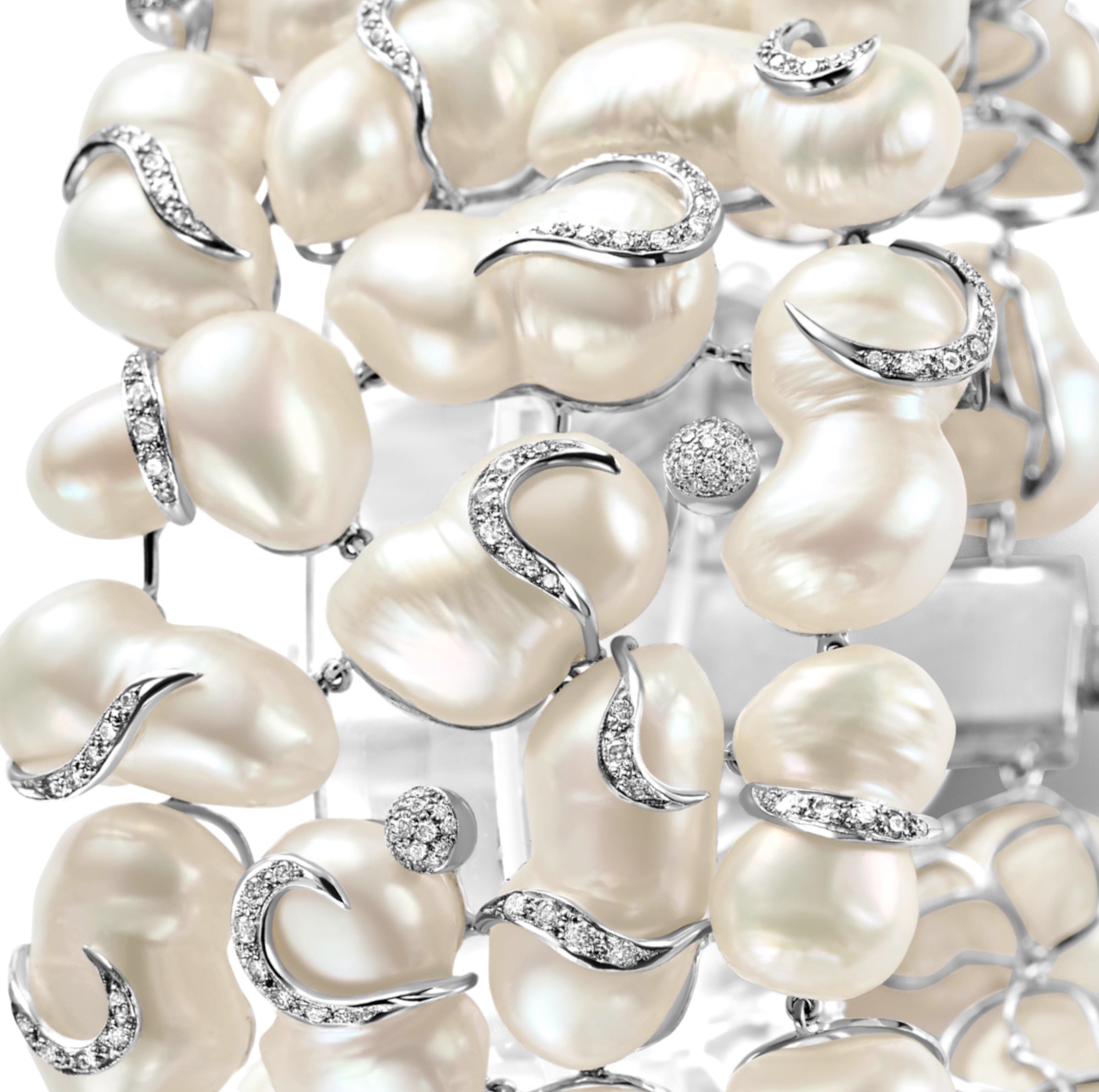 Contemporain Bracelet biseau en or blanc 18 carats avec perles et diamants de 5 carats  en vente