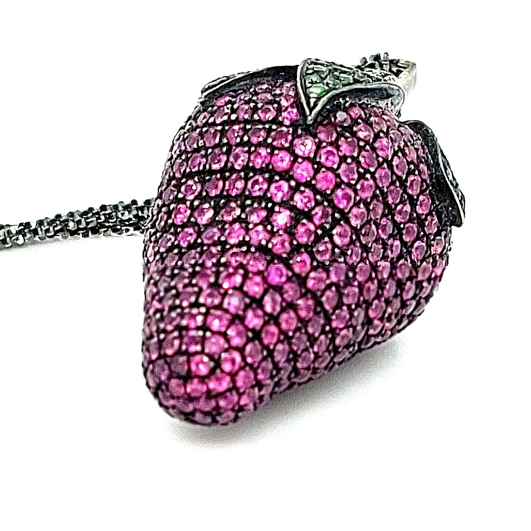 18kt White Gold Strawberry Pendant Necklace 5.27ct Emerald Diamonds Sapphires For Sale 4