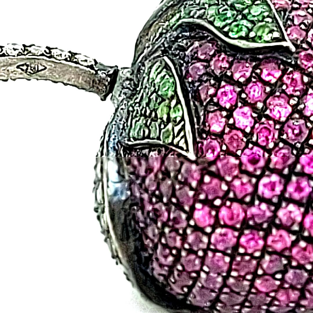 18kt White Gold Strawberry Pendant Necklace 5.27ct Emerald Diamonds Sapphires For Sale 5