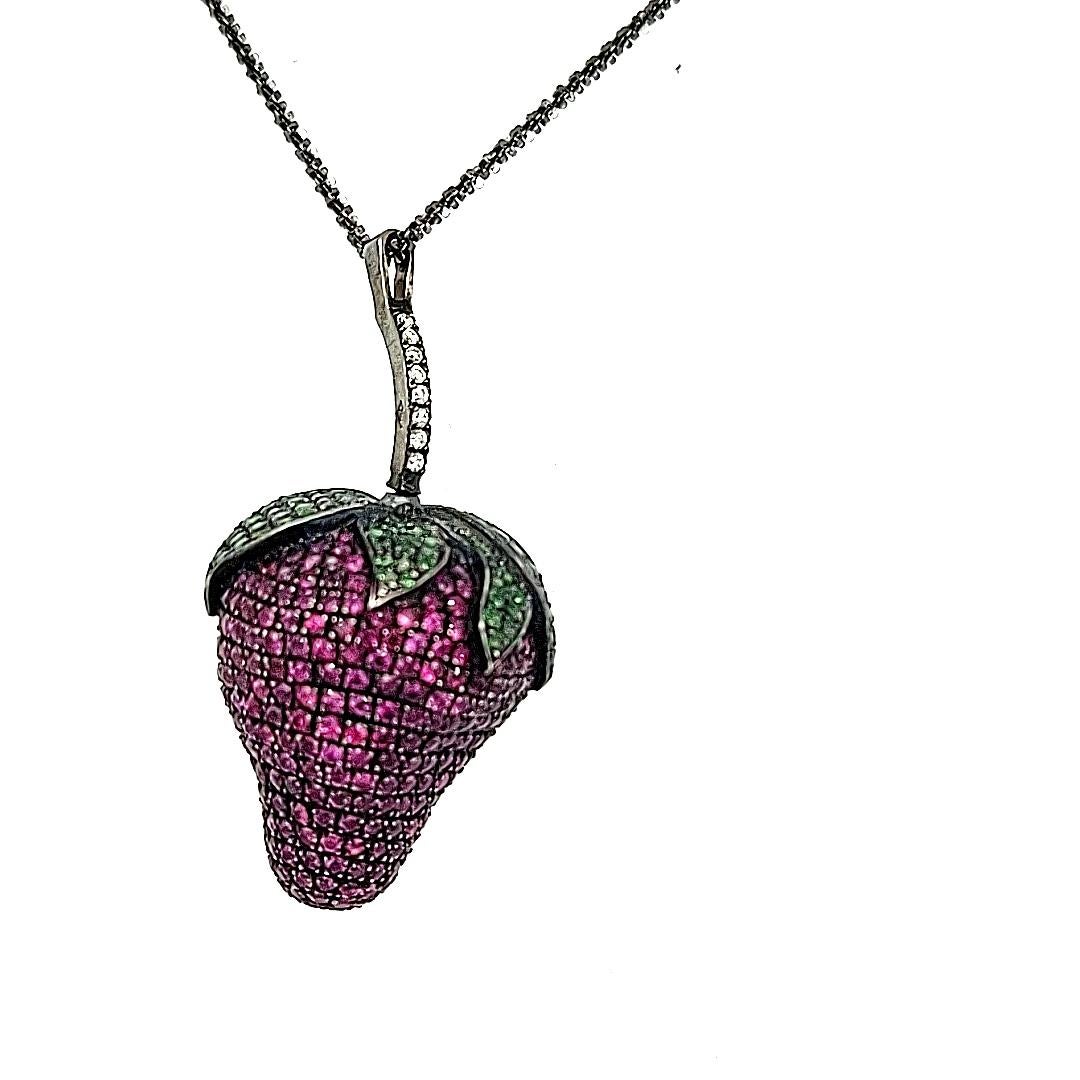 Original and fun gold pendant in strawberry shape black rhodium.

Diamonds,emeralds and pink sapphires, together ca. 5.27 Cts

Material: 18 kt white gold black rhodium

Total Weight:: 14.20 grams / 9.10 dwt / 0.500 oz

Measurements: 20 mm x 40 mm