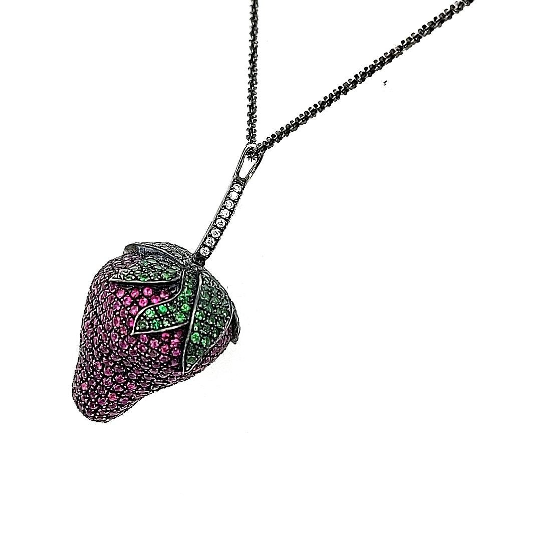 18kt White Gold Strawberry Pendant Necklace 5.27ct Emerald Diamonds Sapphires In New Condition For Sale In Antwerp, BE