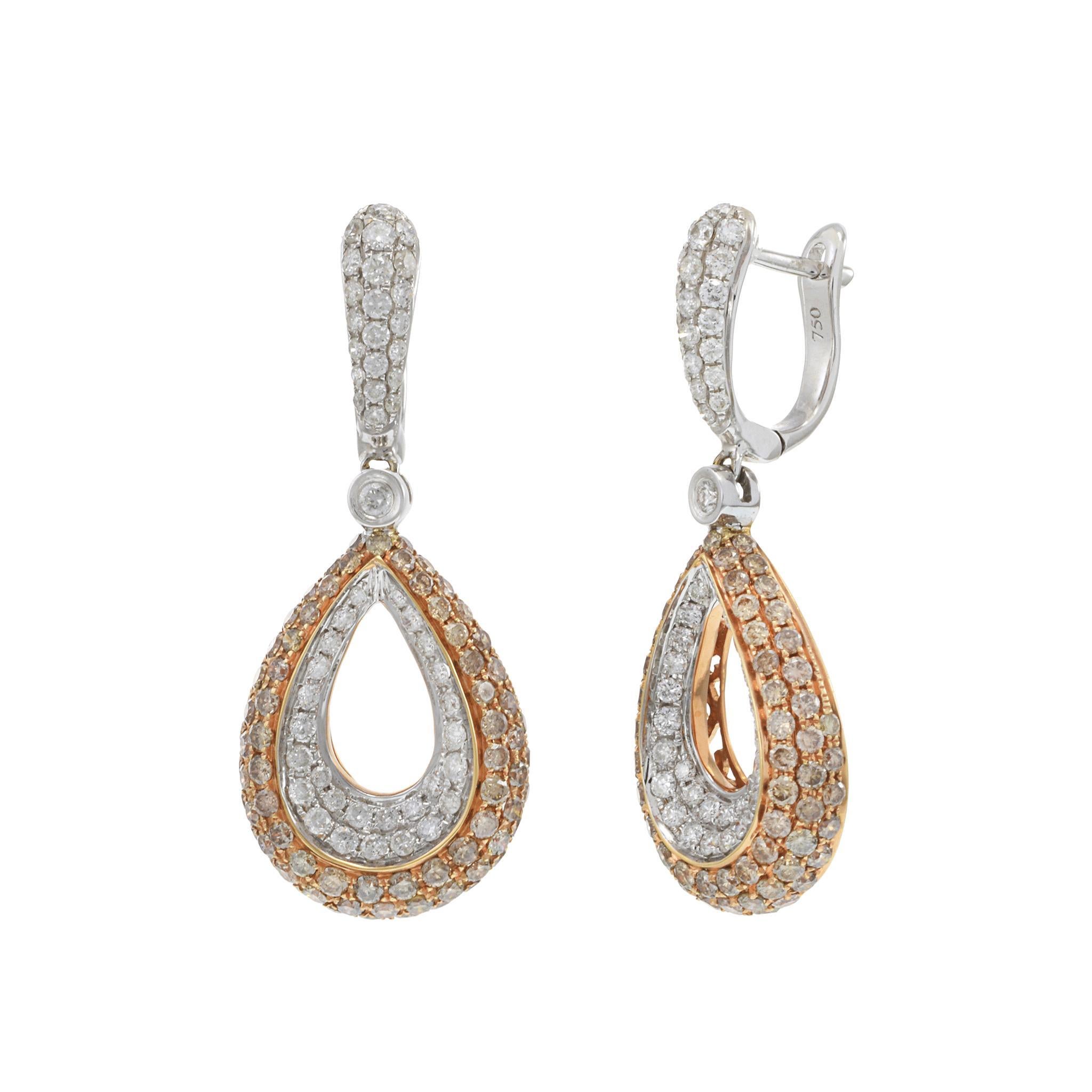 Diese tropfenförmigen Ohrringe aus einer romantischen Mischung aus 18 Kt. Weiß- und Roségold schimmern mit 3,62 Karat runden Brillanten, die in Weiß- und Champagnertönen schimmern und einen mehrschichtigen, leuchtenden Effekt erzeugen. Die warmen