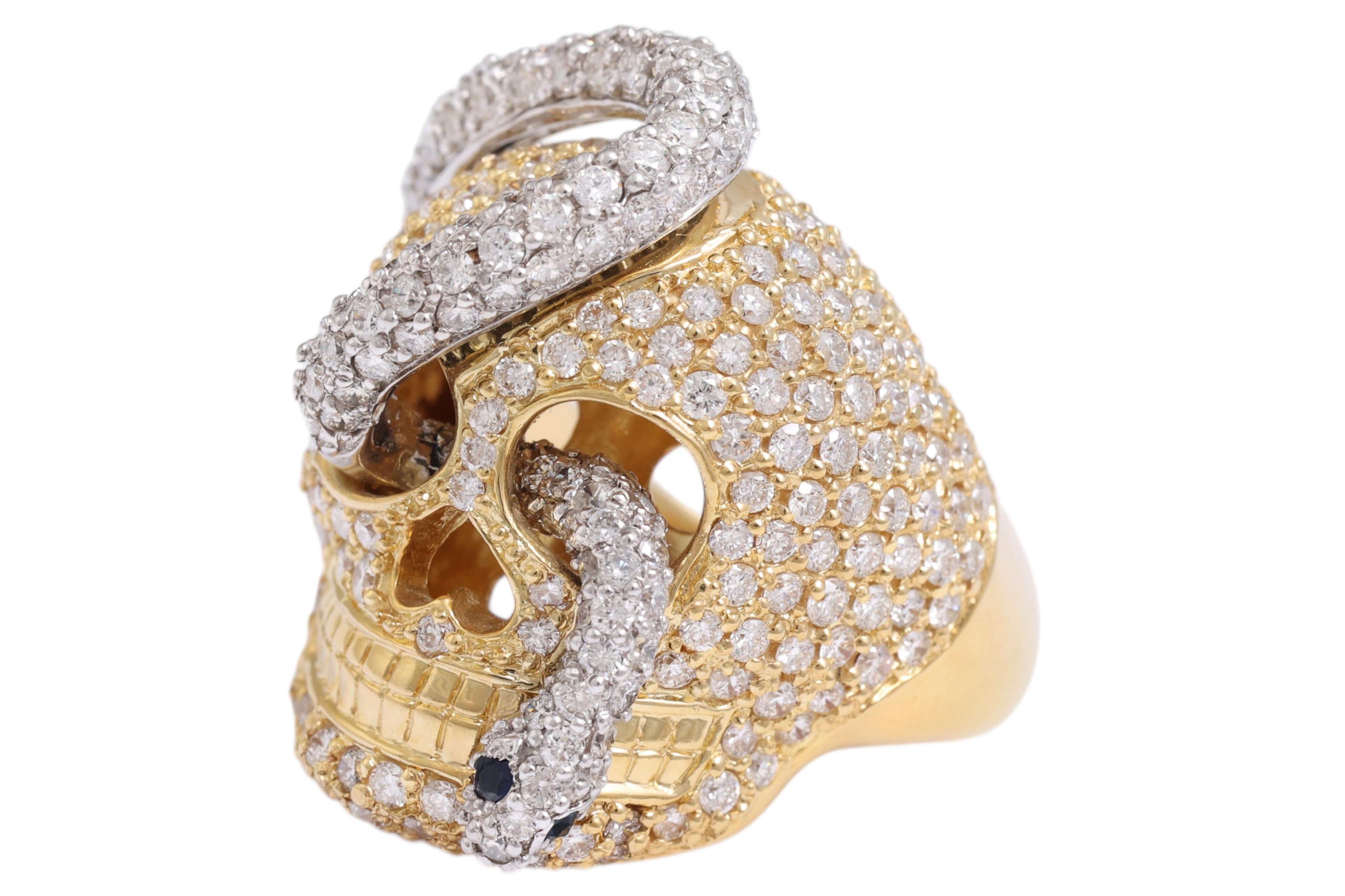 Anello con serpente e teschio in oro bianco e giallo 18 carati  Fatto a mano 4,95ct 

La vita è breve, goditela finché dura!

Anello con serpente e teschio in oro giallo e bianco 18 kt.

Il teschio è incastonato in oro giallo, il serpente è