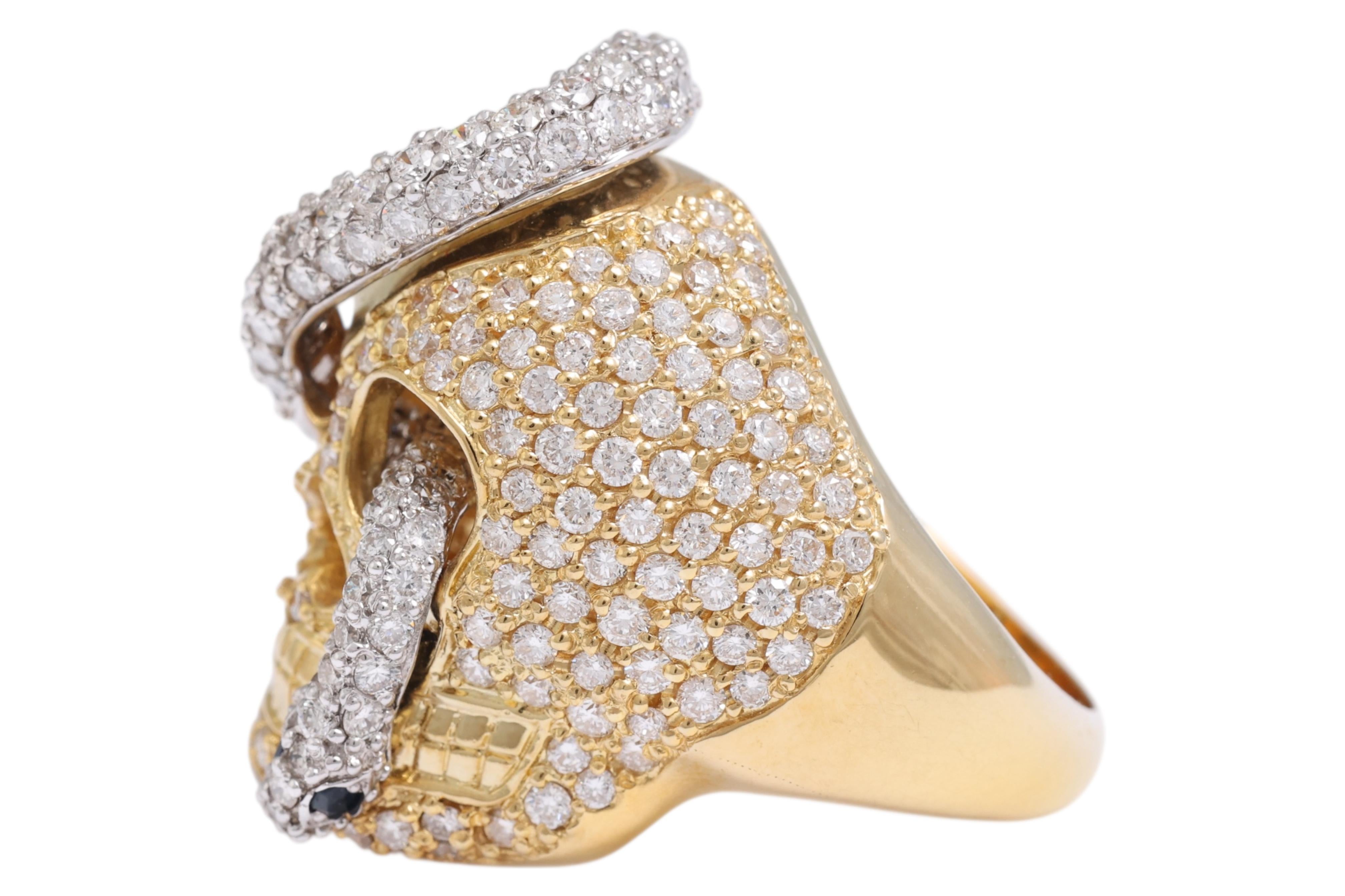 Moderno Anello con serpente e teschio in oro bianco e giallo 18 carati  Fatto a mano 4,95ct in vendita