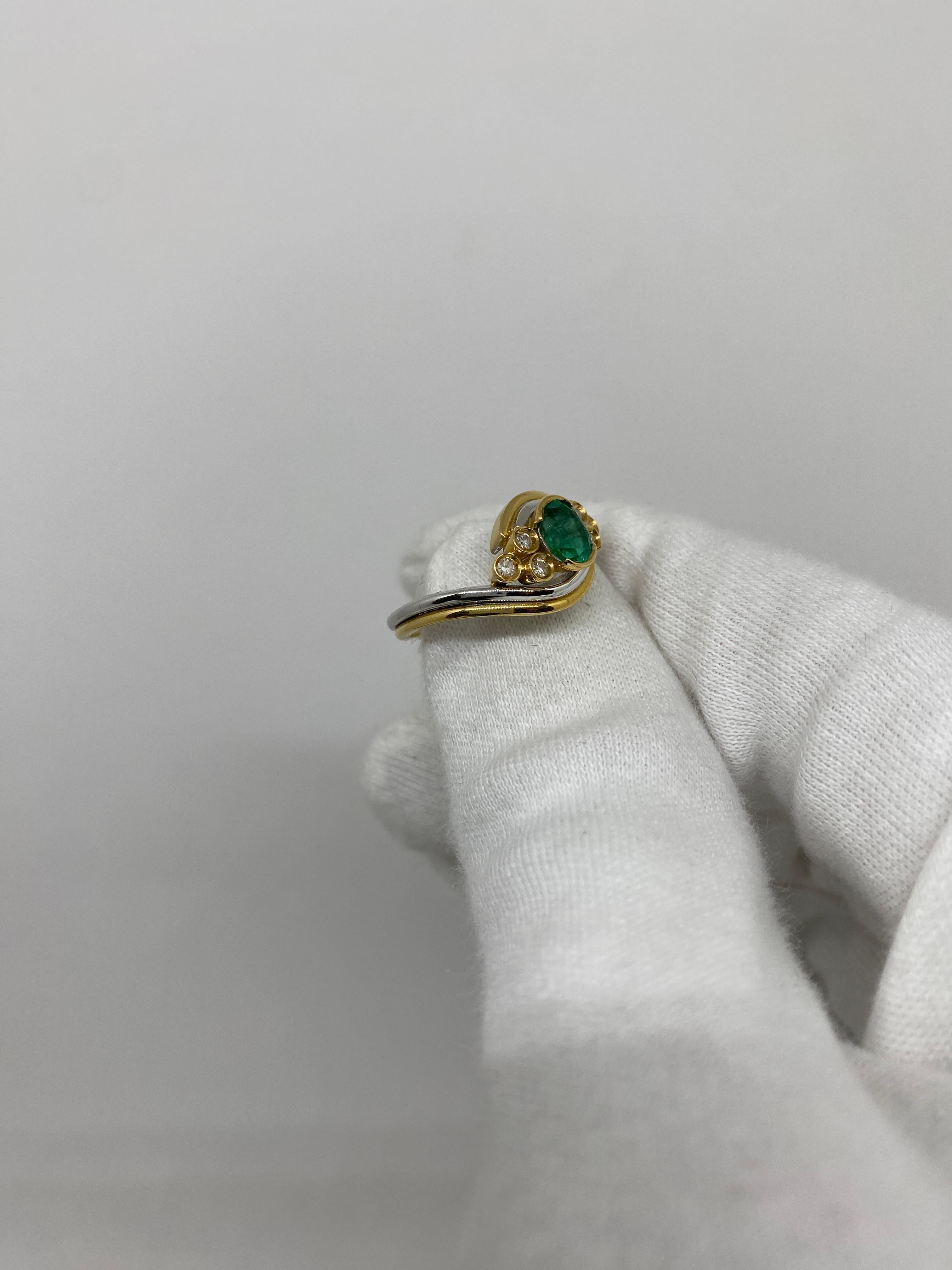 18 Karat White & Yellow Gold Vintage Ring 0.63 Carat Emerald & 0.11 Ct Diamonds In Excellent Condition For Sale In Bergamo, BG