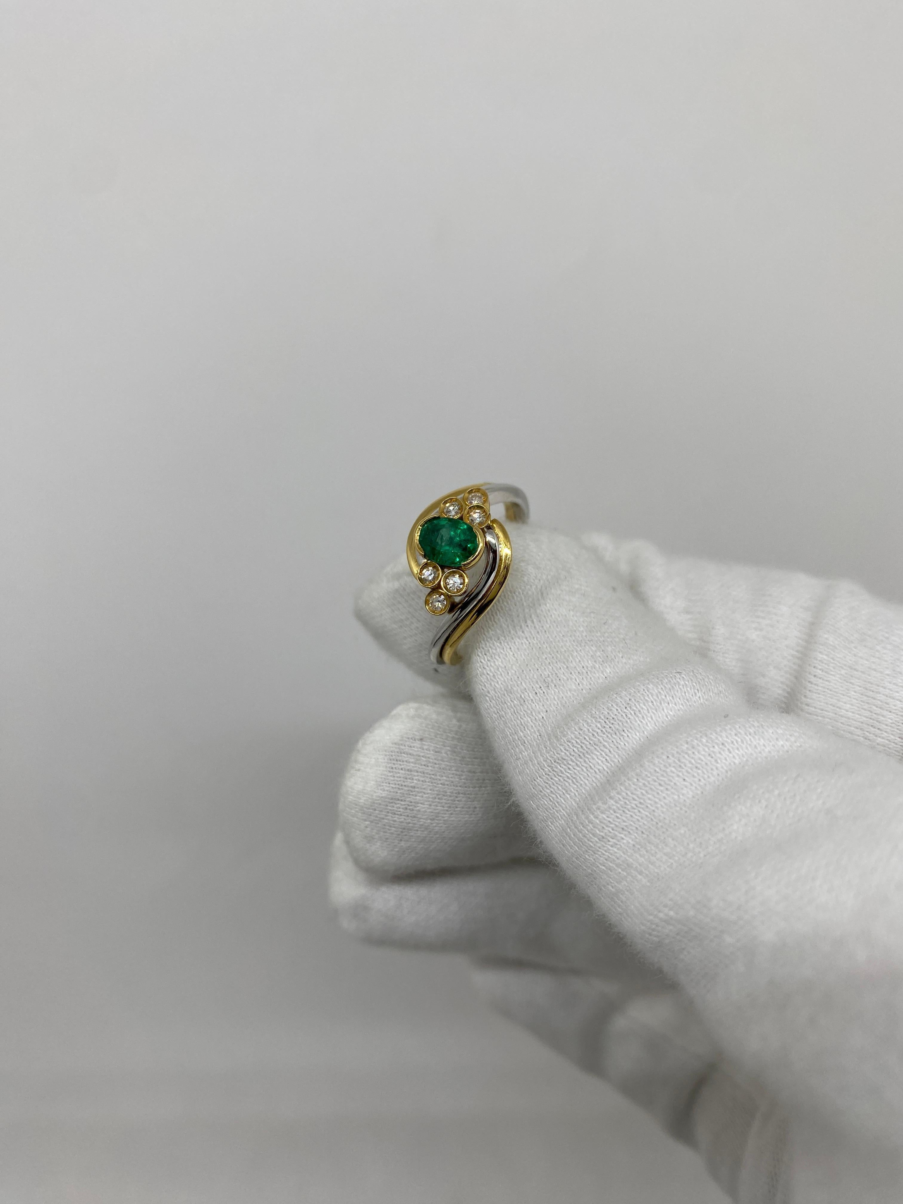 18 Karat White & Yellow Gold Vintage Ring 0.63 Carat Emerald & 0.11 Ct Diamonds For Sale 1