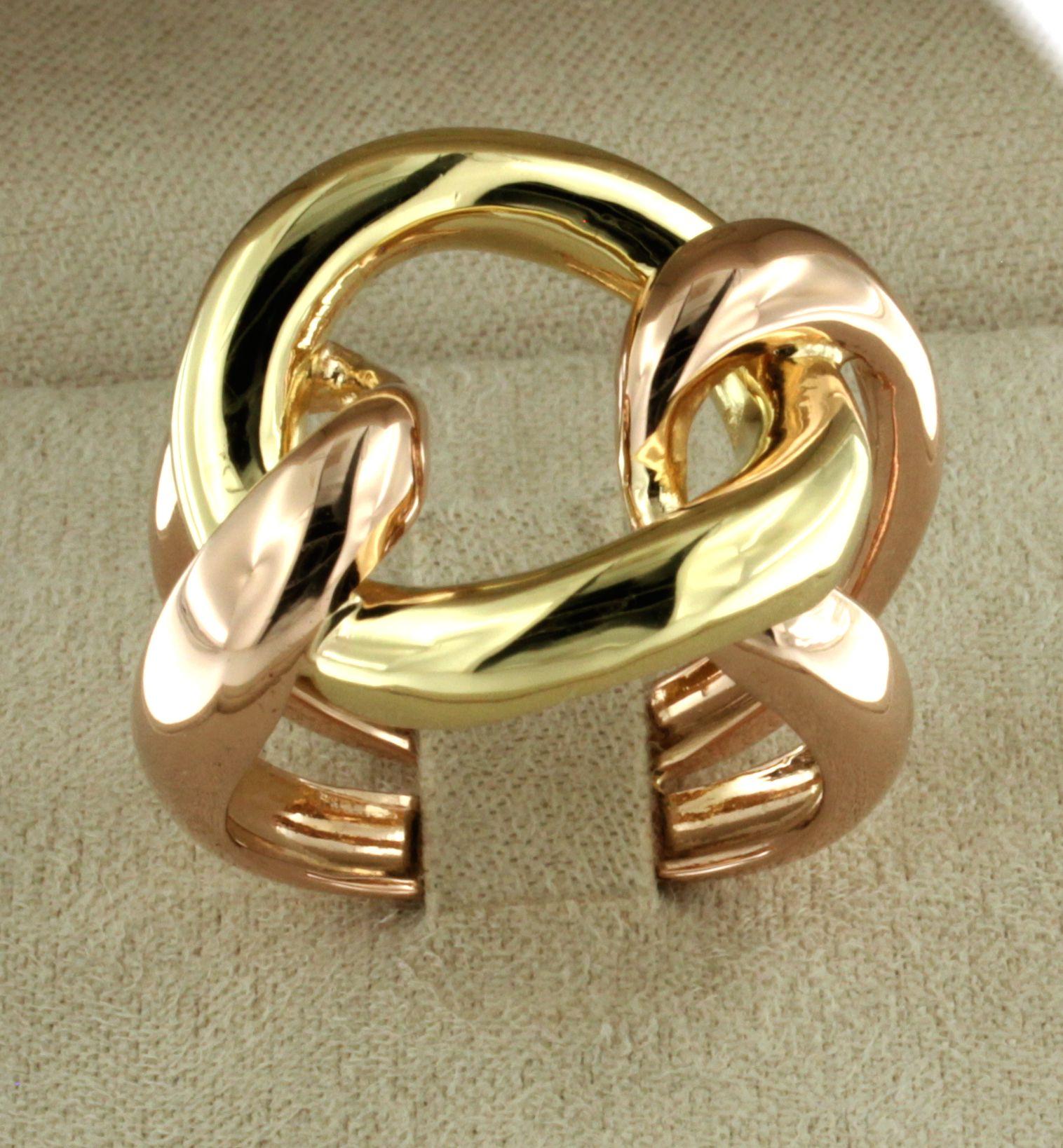 Anillo de cóctel moderno y a la moda en oro rosa/amarillo de 18 quilates.  Fabricado a mano en Italia por Joyería Stanoppi desde 1948.   Diseñado por la estilista Gisella para sus nuevas joyas de la colección primavera-verano 2025. Diseño cada pieza