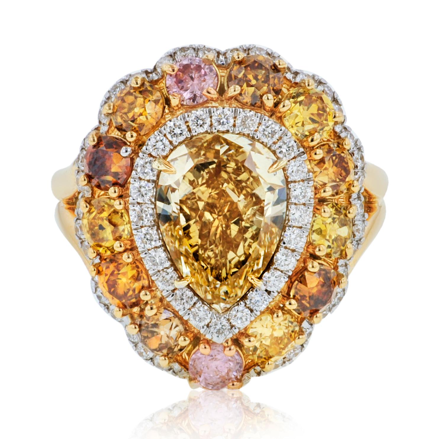 Bague en or jaune et blanc 18kt avec au centre un diamant poire certifié GIA de 3,40ct de couleur jaune brunâtre, pureté vs2  (psc268) serti de 2,57 carats de diamants de couleur fantaisie. 
