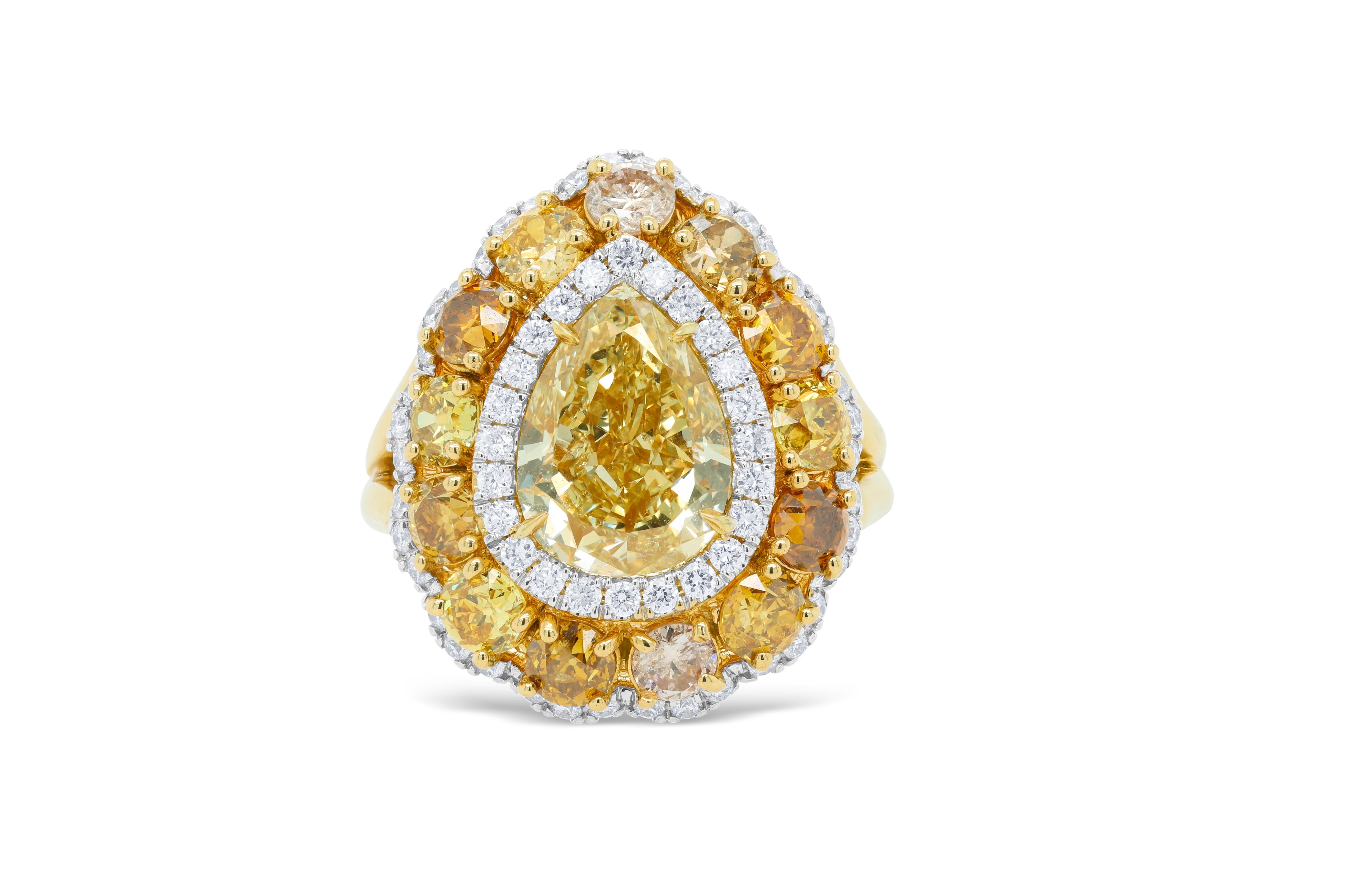 18kt Yellow and White Gold Diamond Fancy Ring For Sale 2
