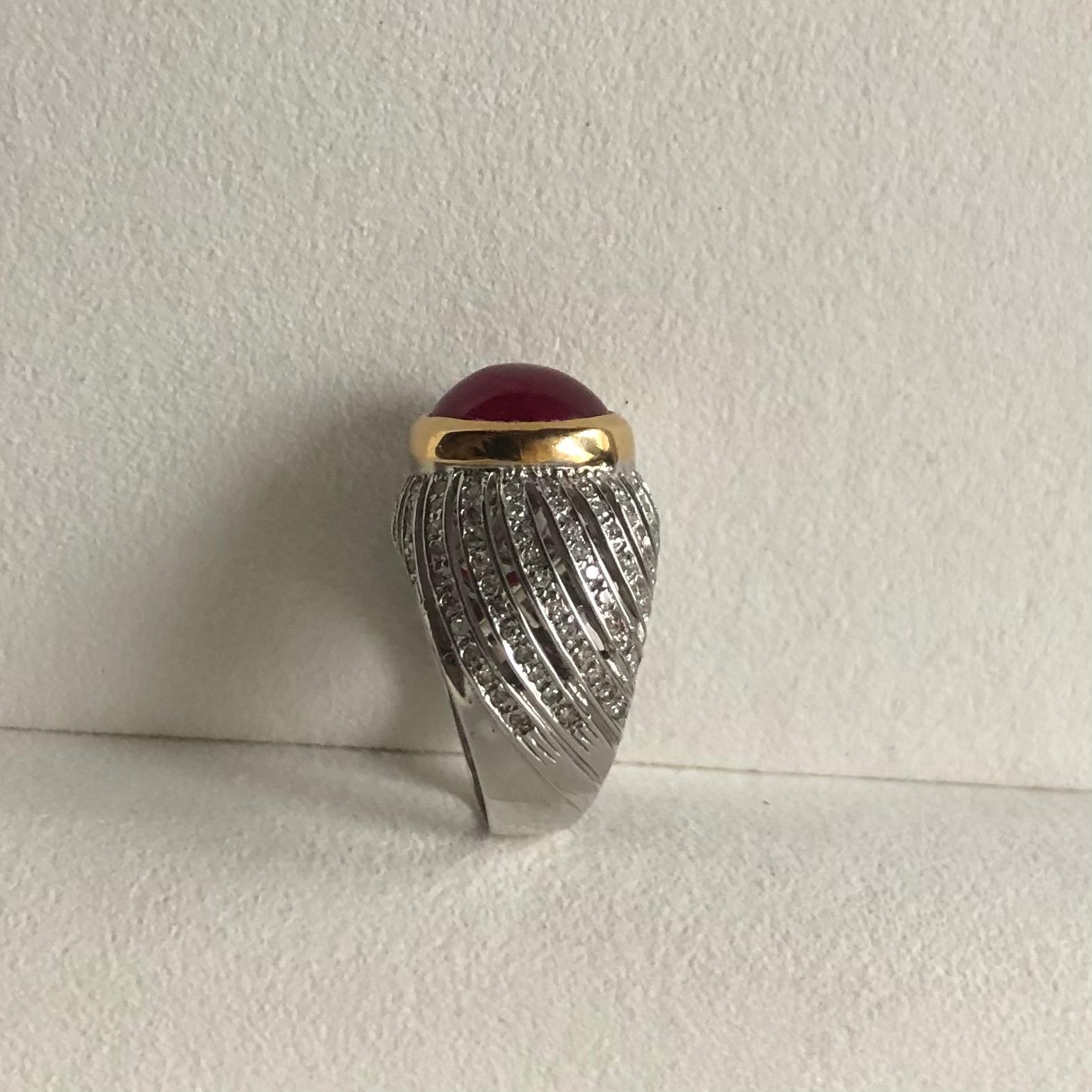 Big Cabochon Ruby and Diamonds 18 Karat Yellow and White Gold Ring In Good Condition For Sale In Crema, Cremona