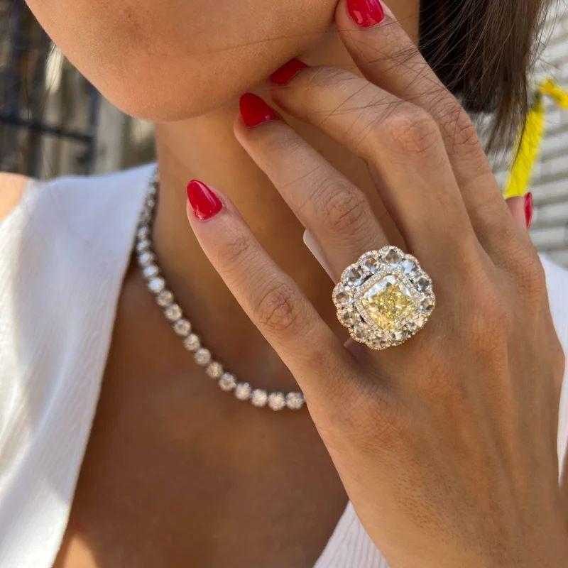 Anello in oro giallo e bianco 18KT con diamanti taglio cuscino e rosa in vendita 1