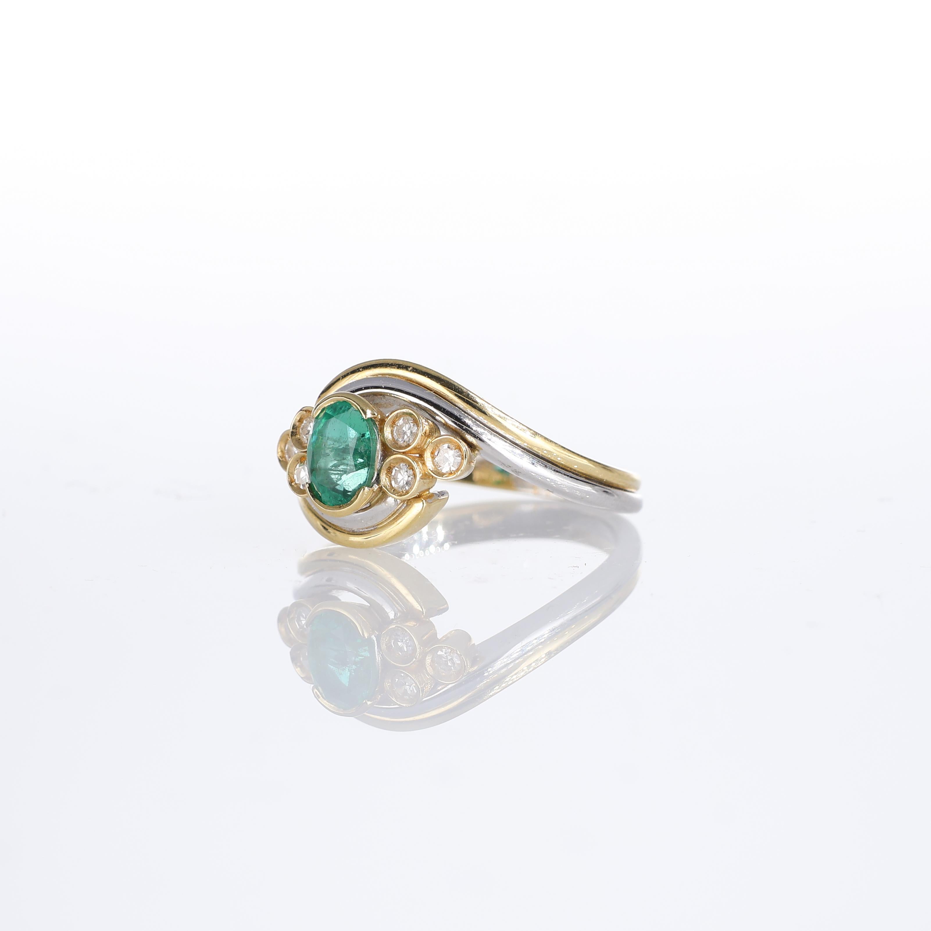 18kt Yellow and White Gold Ring with Emerald and Diamonds In New Condition For Sale In Bergamo, BG