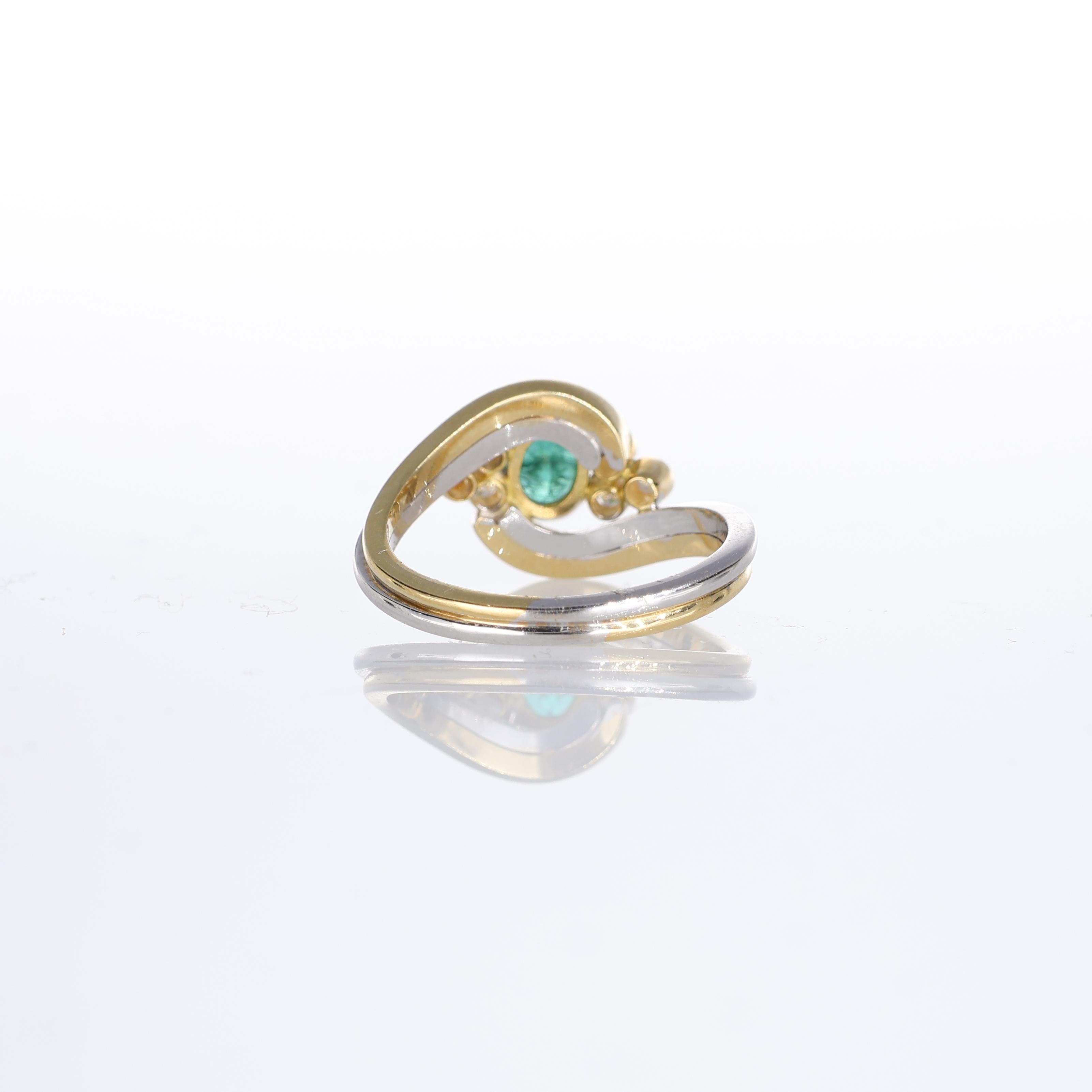 Women's or Men's 18kt Yellow and White Gold Ring with Emerald and Diamonds For Sale
