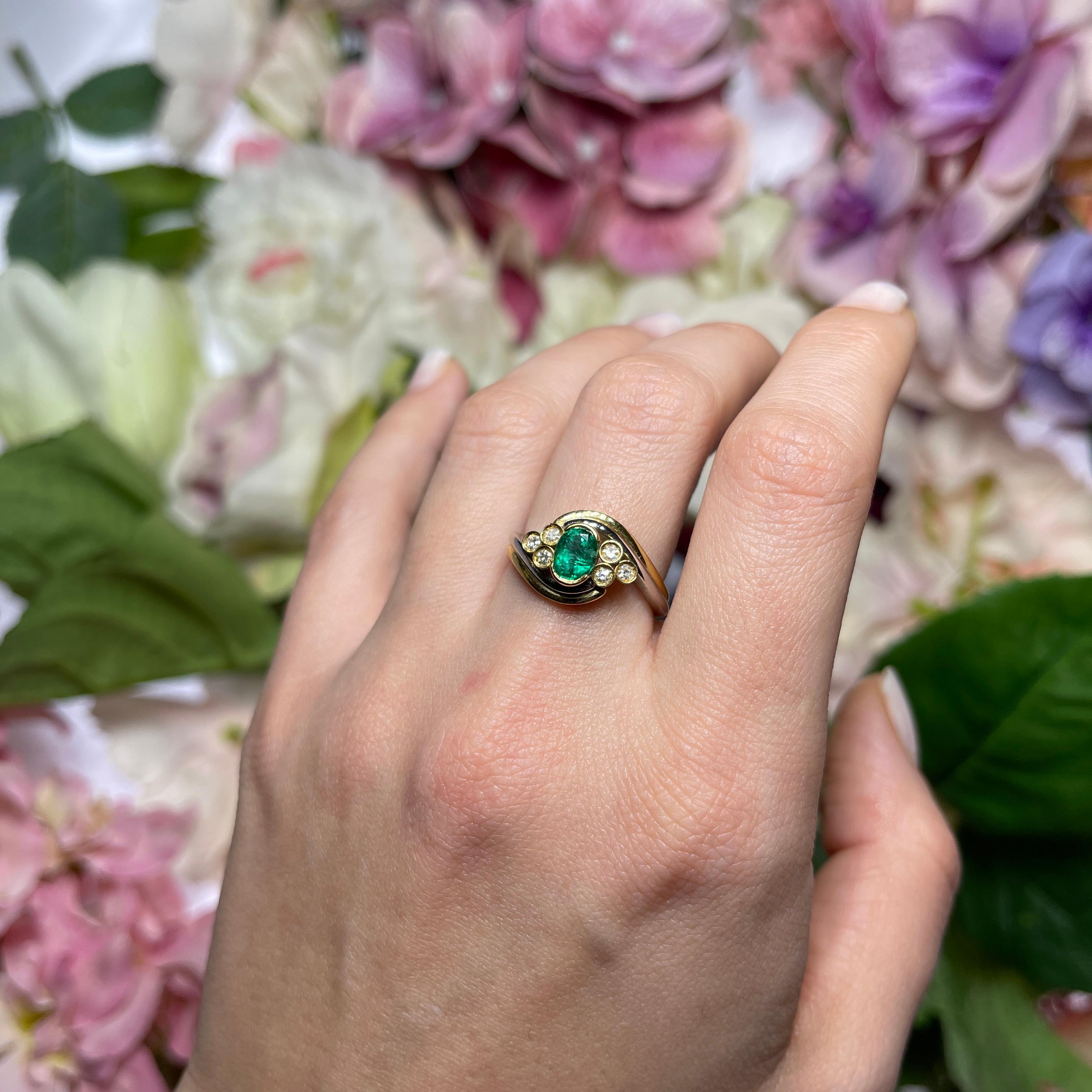 18kt Yellow and White Gold Ring with Emerald and Diamonds For Sale 2
