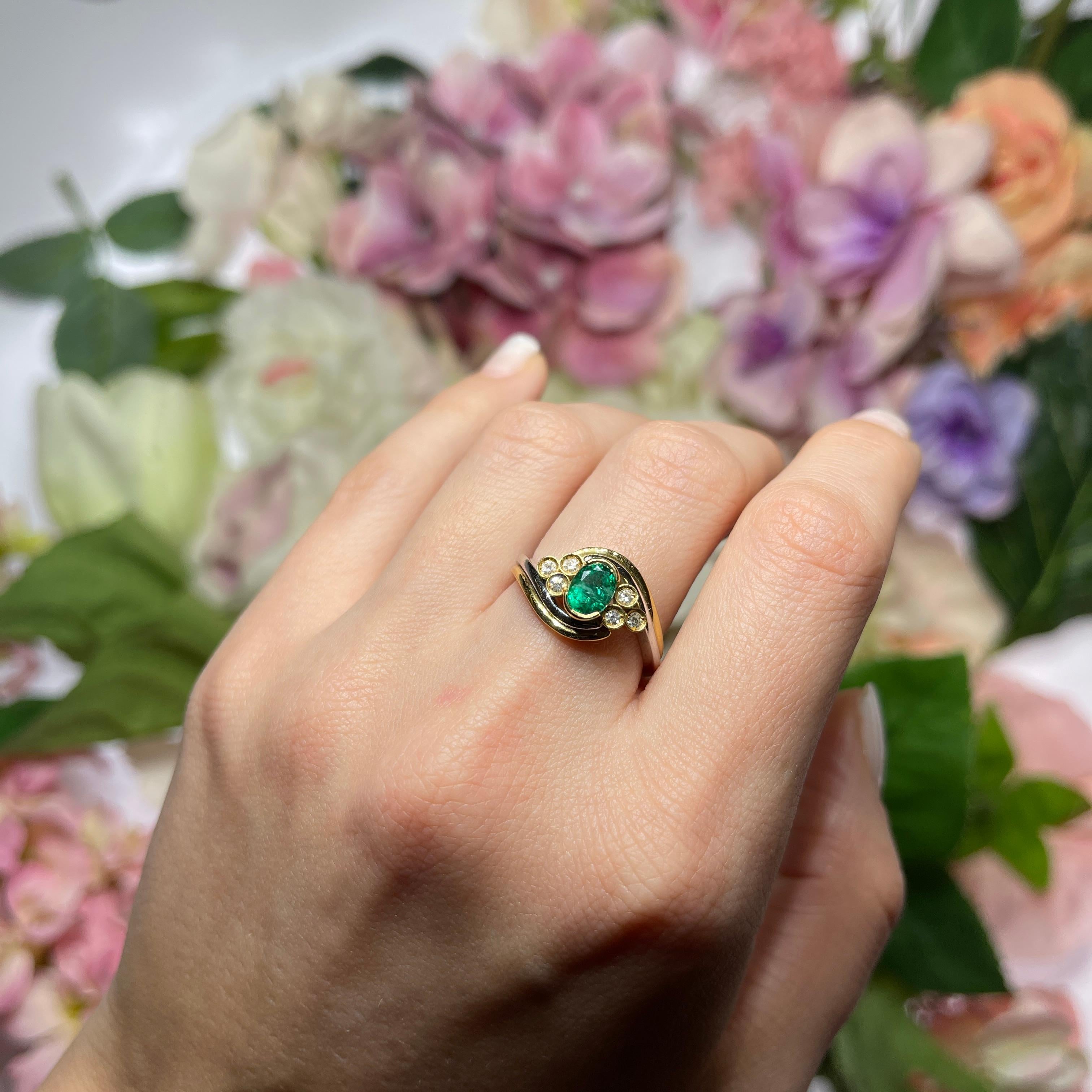 18kt Yellow and White Gold Ring with Emerald and Diamonds For Sale 3