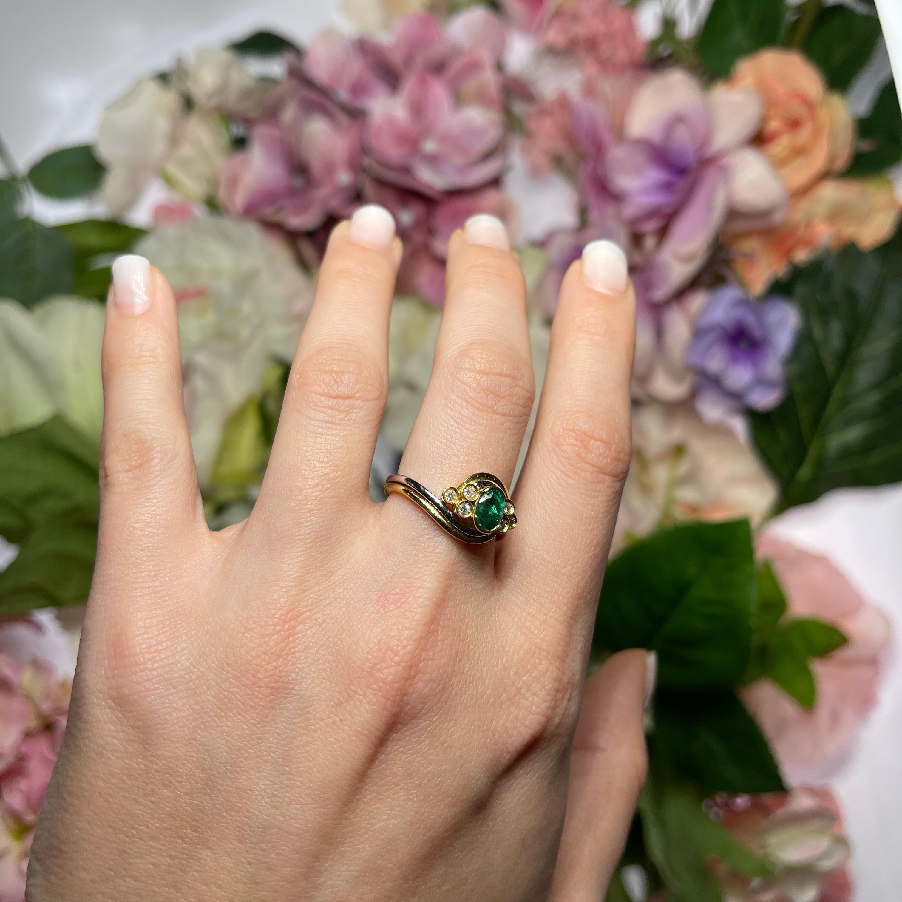 18kt Yellow and White Gold Ring with Emerald and Diamonds For Sale 4