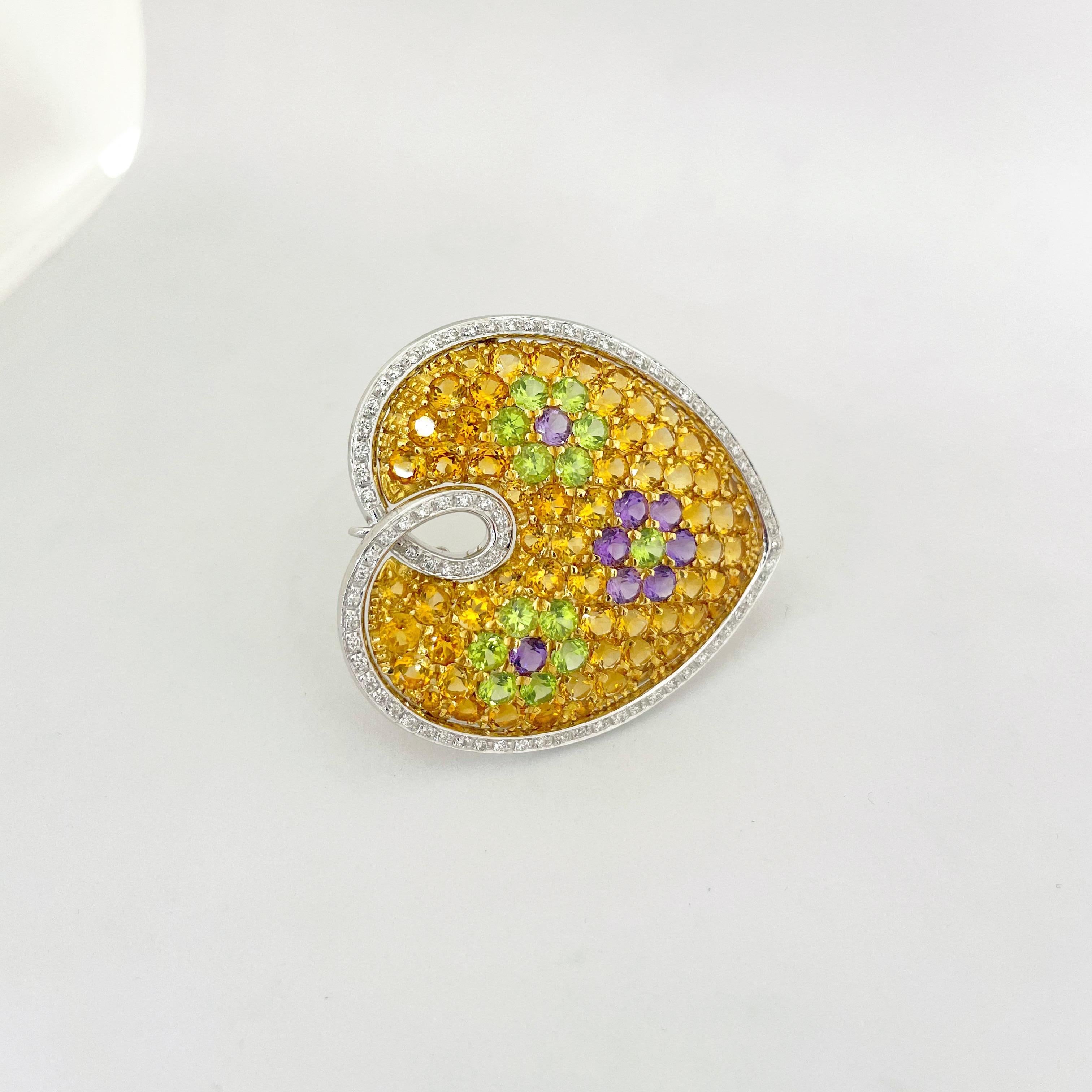 Moderne Broche cœur bouffant en or jaune et blanc 18 carats avec pierres semi-précieuses et diamants en vente
