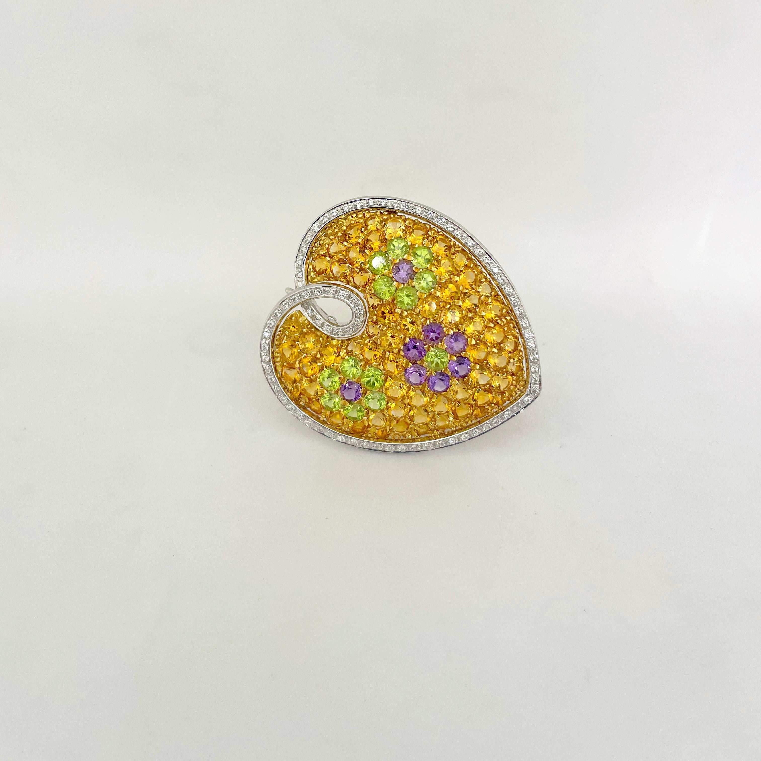 Taille ronde Broche cœur bouffant en or jaune et blanc 18 carats avec pierres semi-précieuses et diamants en vente