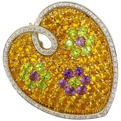 Broche cœur bouffant en or jaune et blanc 18 carats avec pierres semi-précieuses et diamants