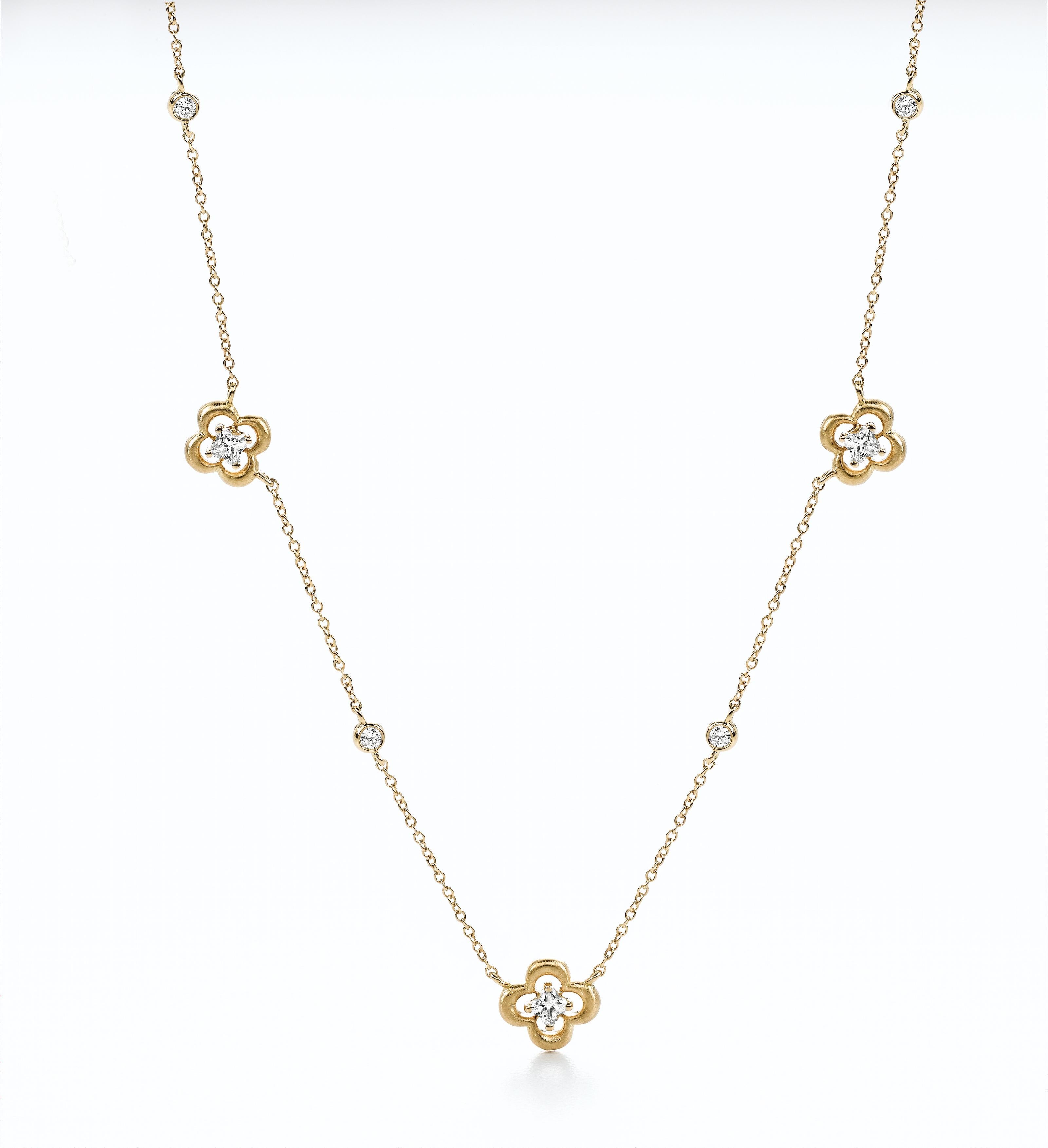 collier fleur en or jaune 18KT. 3 diamants LILY CUT ® en forme de fleur, de couleur H, de pureté VS SI  0.53 cts . accent diamant rond supplémentaire de 0,22 ct .   17 pouces avec un lien pour raccourcir à 16 pouces . 