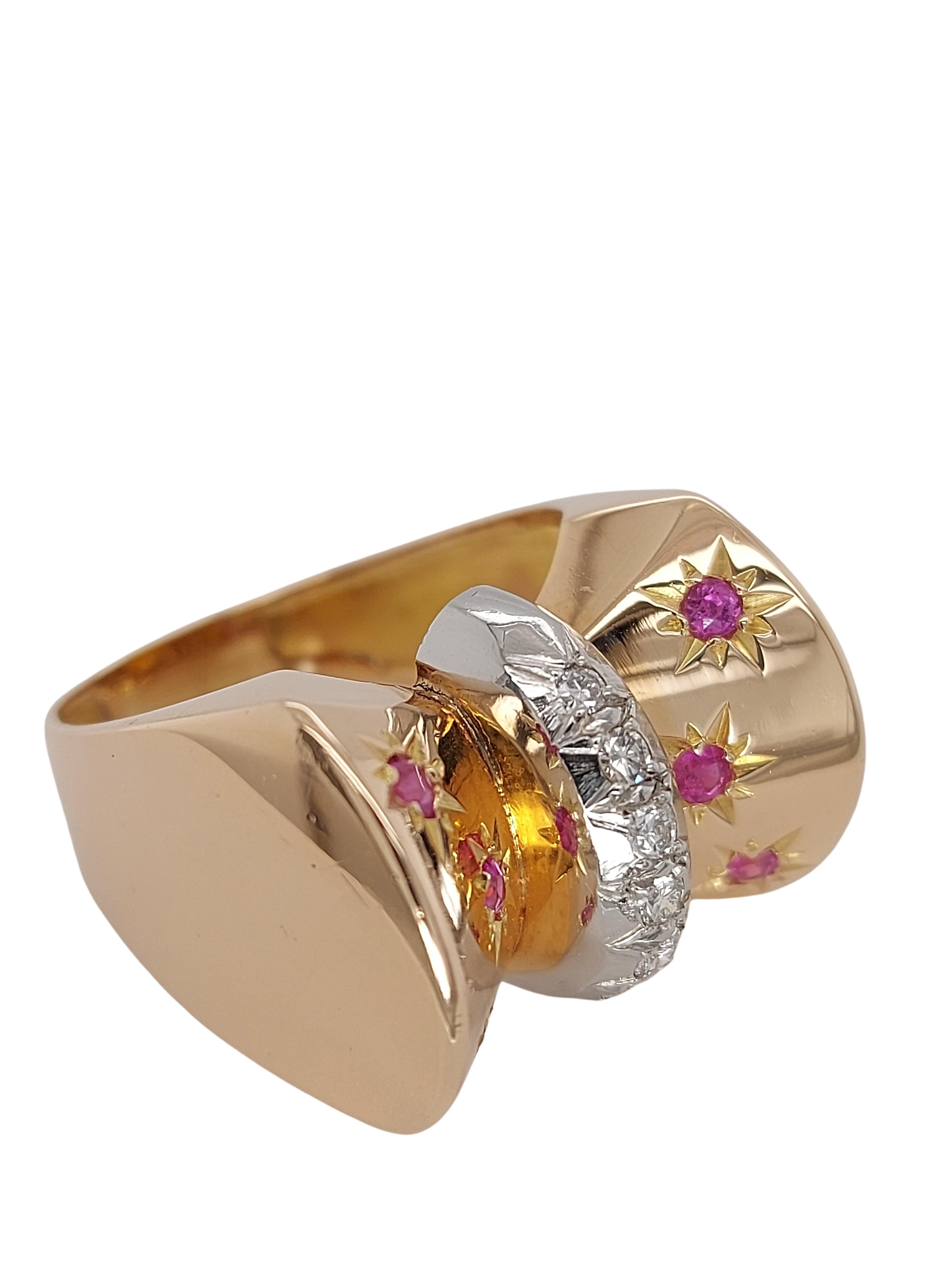 18kt Yellow Gold 1940's Ring with Diamonds and Ruby For Sale 2