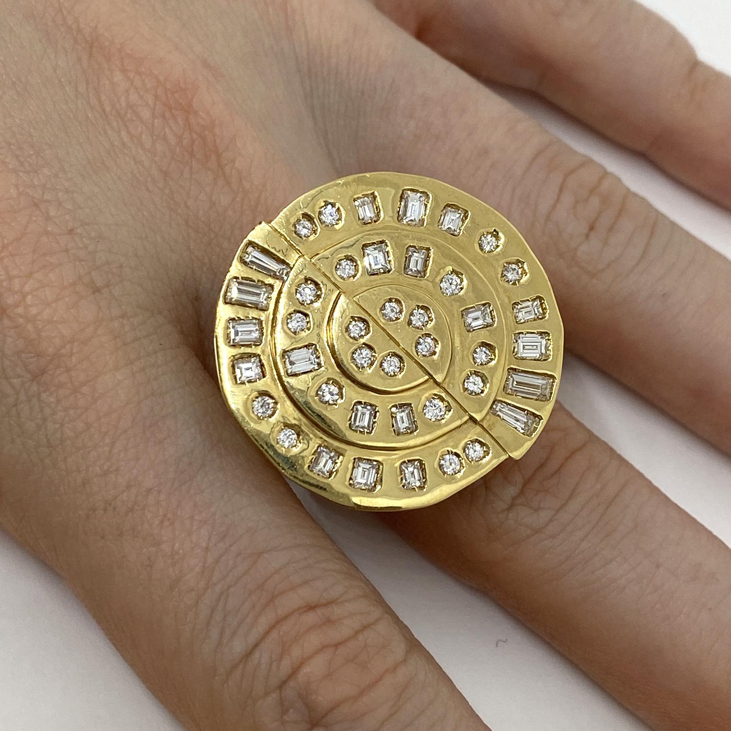 Transformable pendant ring made of 18kt yellow gold with baguette-cut white diamonds for ct.5.90
-------------------------------------------------

Important Note : In order to speed up the publishing process of our vast inventory, this jewelry only