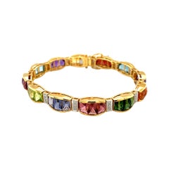 Or jaune 18 carats 20,77 carats. Semi-précieux et 0,39 carat. Bracelet ligne de diamants