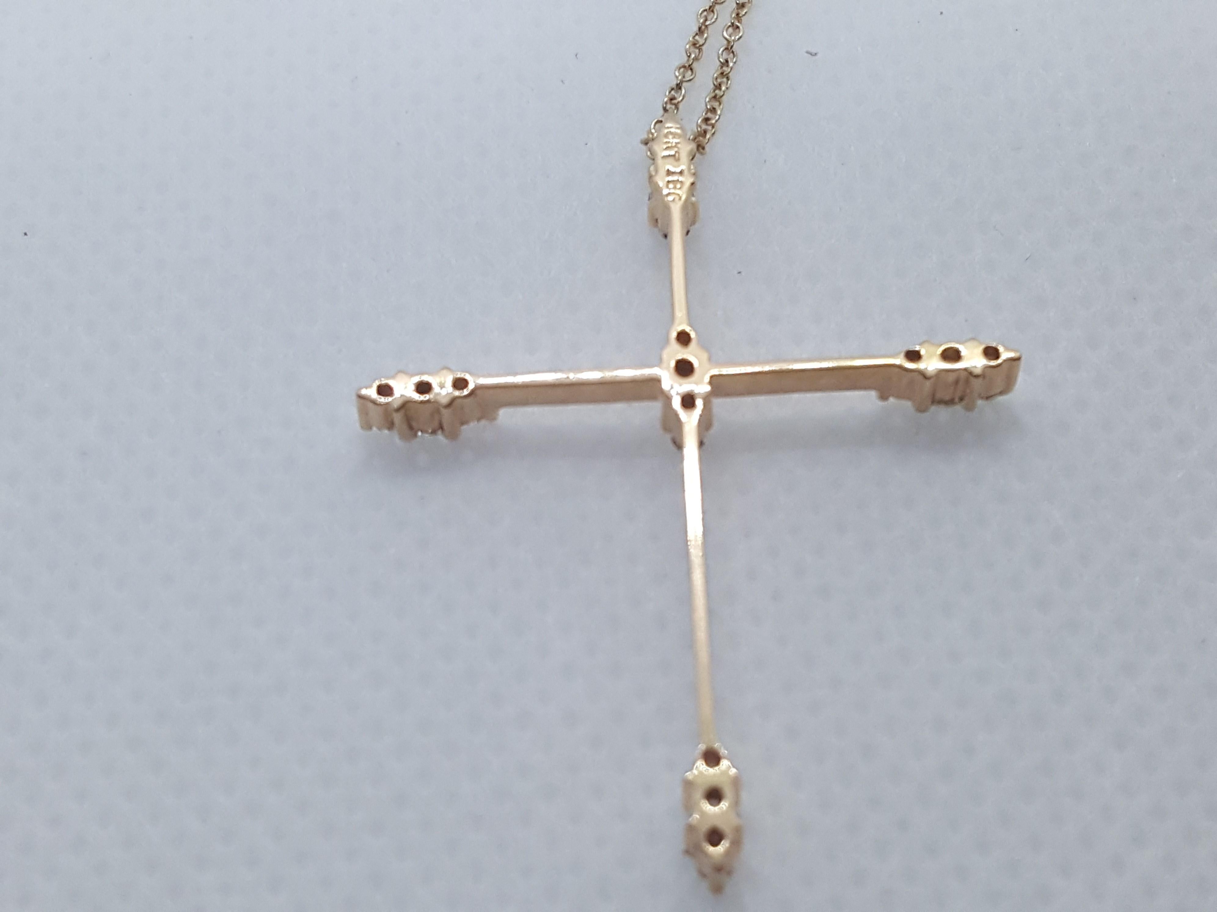Moderne Pendentif et chaîne en forme de croix en or jaune 18 carats avec diamants de 0,20 carat poids total en vente