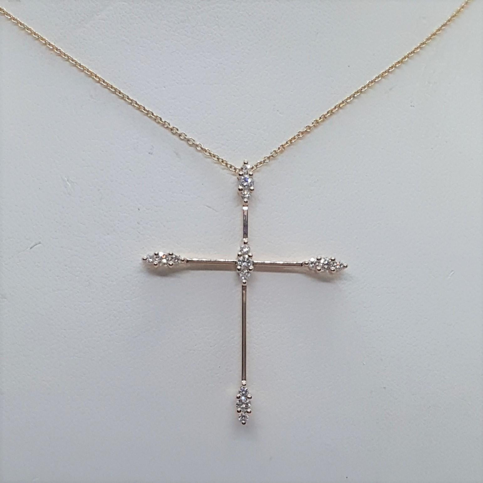 Taille ronde Pendentif croix en or jaune 18kt avec diamant .20cttw, chaîne de 18 pouces, 4.2 Grammes en vente