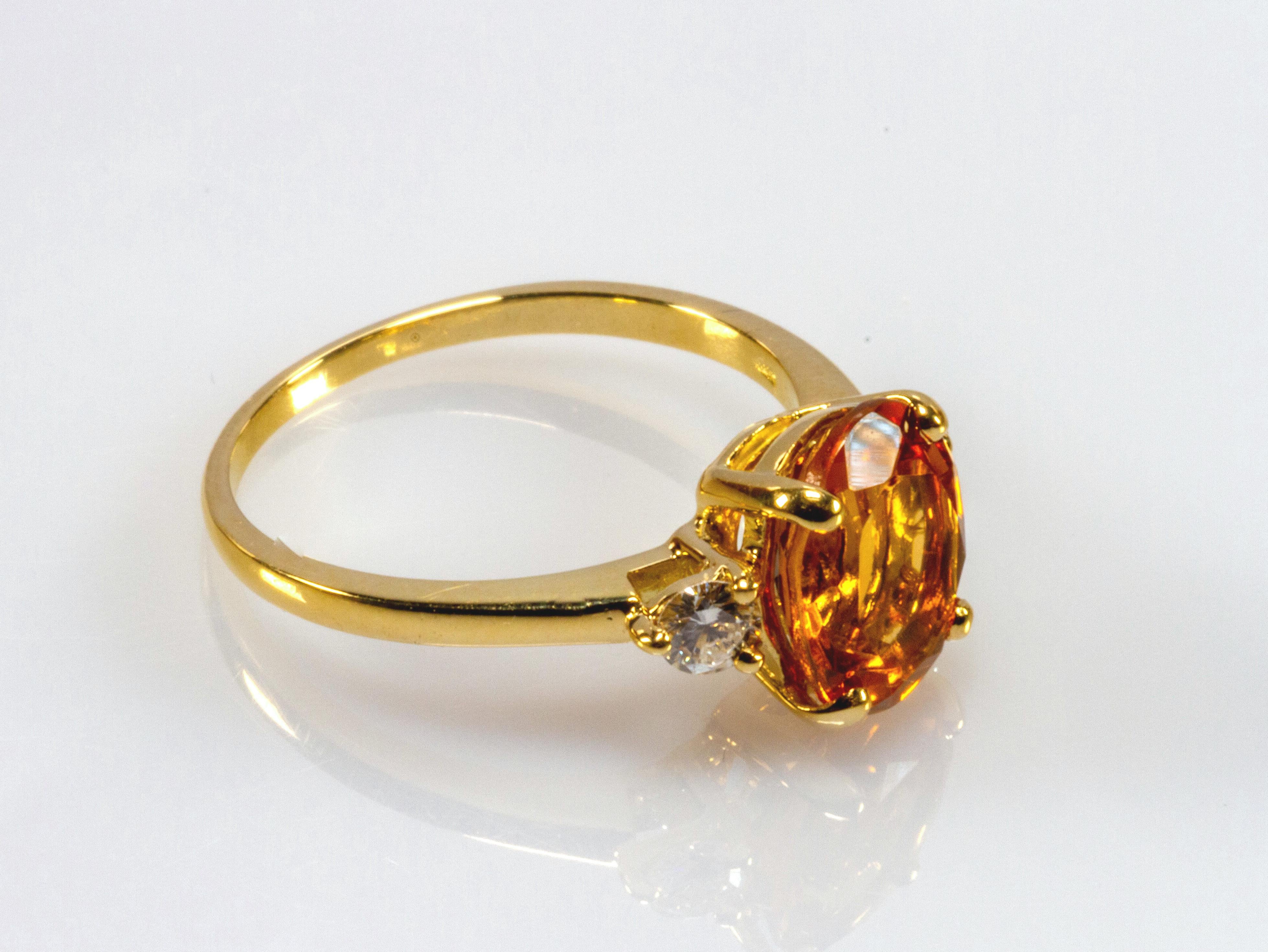 18 Karat Yellow Gold 2.10 Carat Yellow Citrine and Diamond Ring In New Condition For Sale In Rome, IT