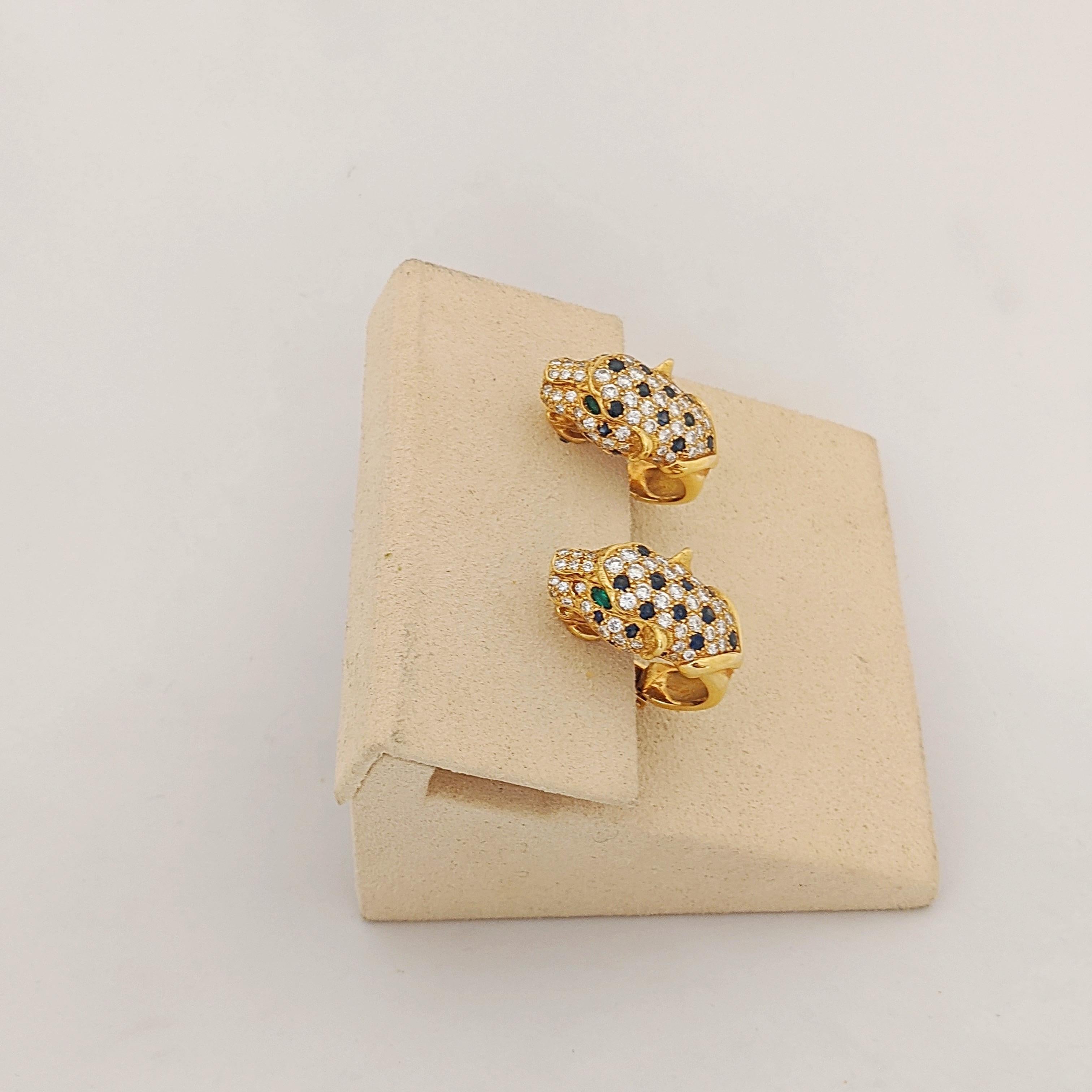 18KT Gelbgold & 2,56 Karat. Diamant-Panther-Ohrringe mit Saphiren und Smaragden (Moderne) im Angebot