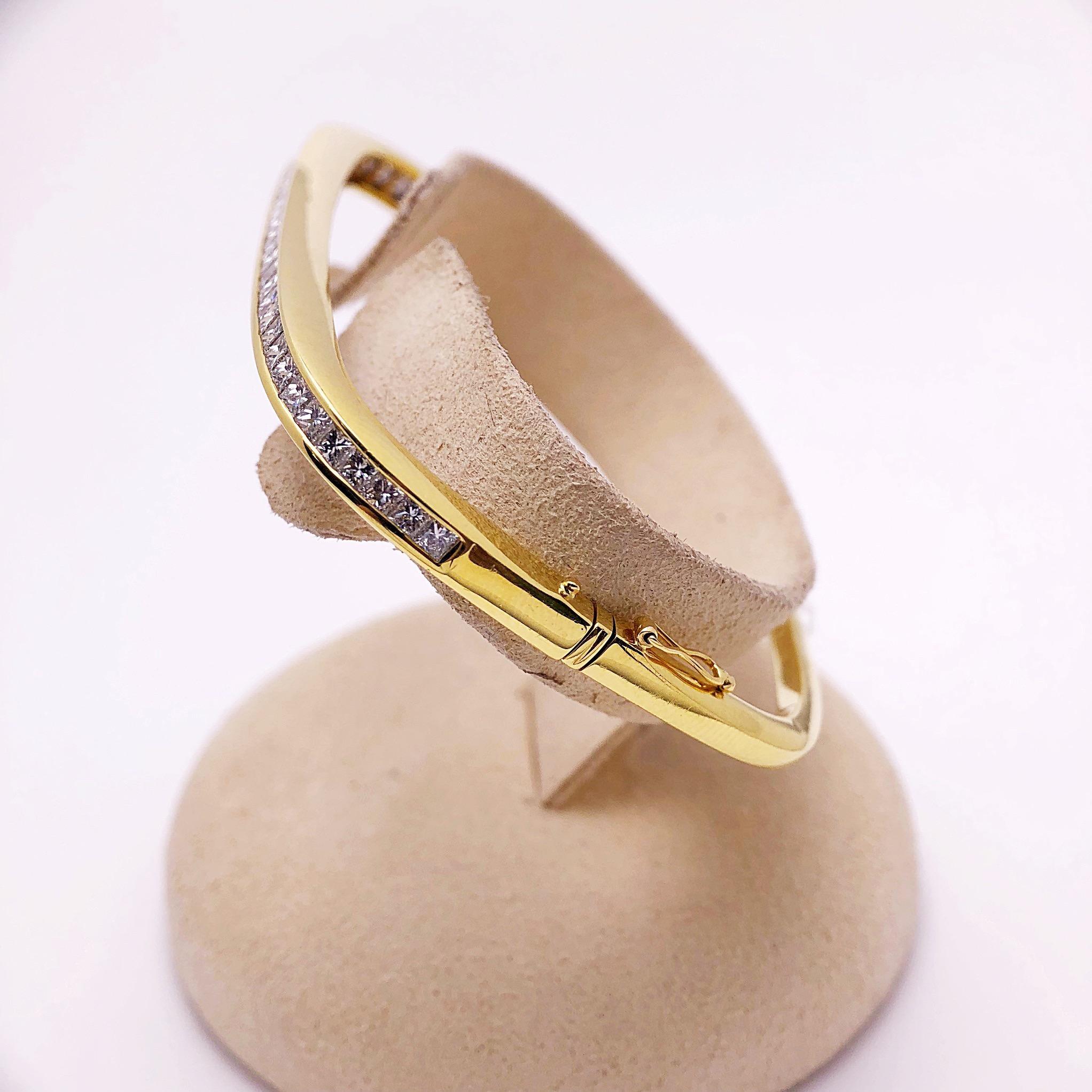 18 Karat Yellow Gold and 2.96 Carat Princess Cut Diamond Bangle Bracelet In New Condition For Sale In New York, NY