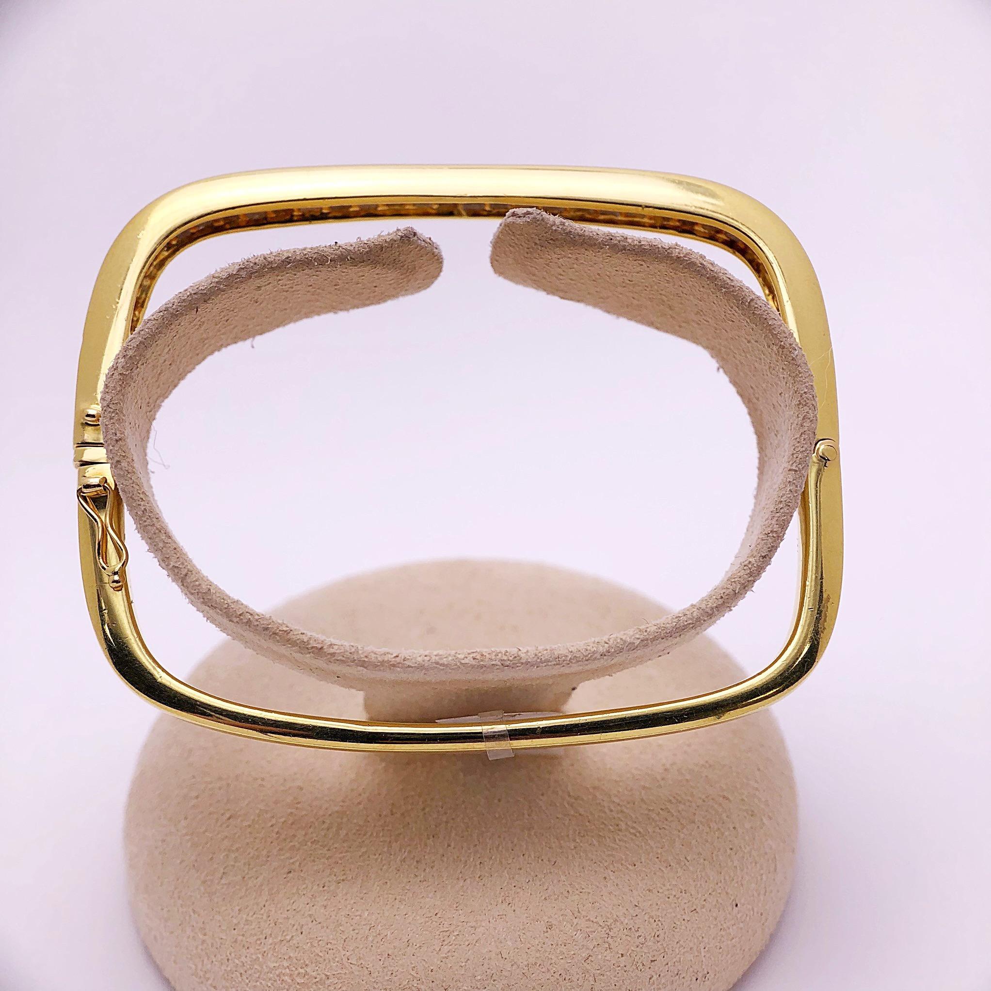 Women's or Men's 18 Karat Yellow Gold and 2.96 Carat Princess Cut Diamond Bangle Bracelet For Sale