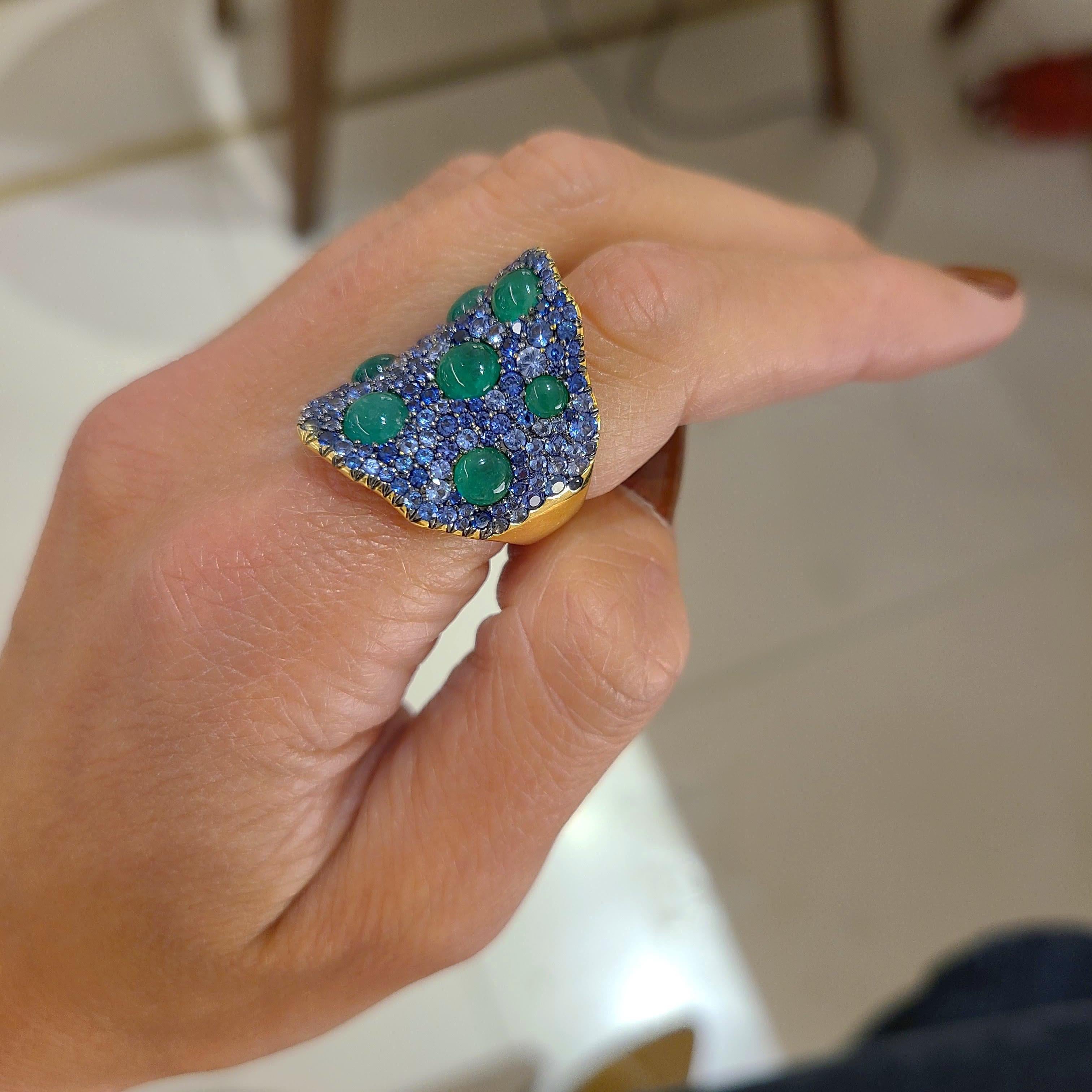 Modern 18 Karat Gold 2.99 Carat Cabochon Emerald and 3.81 Carat Blue Sapphire Wave Ring For Sale