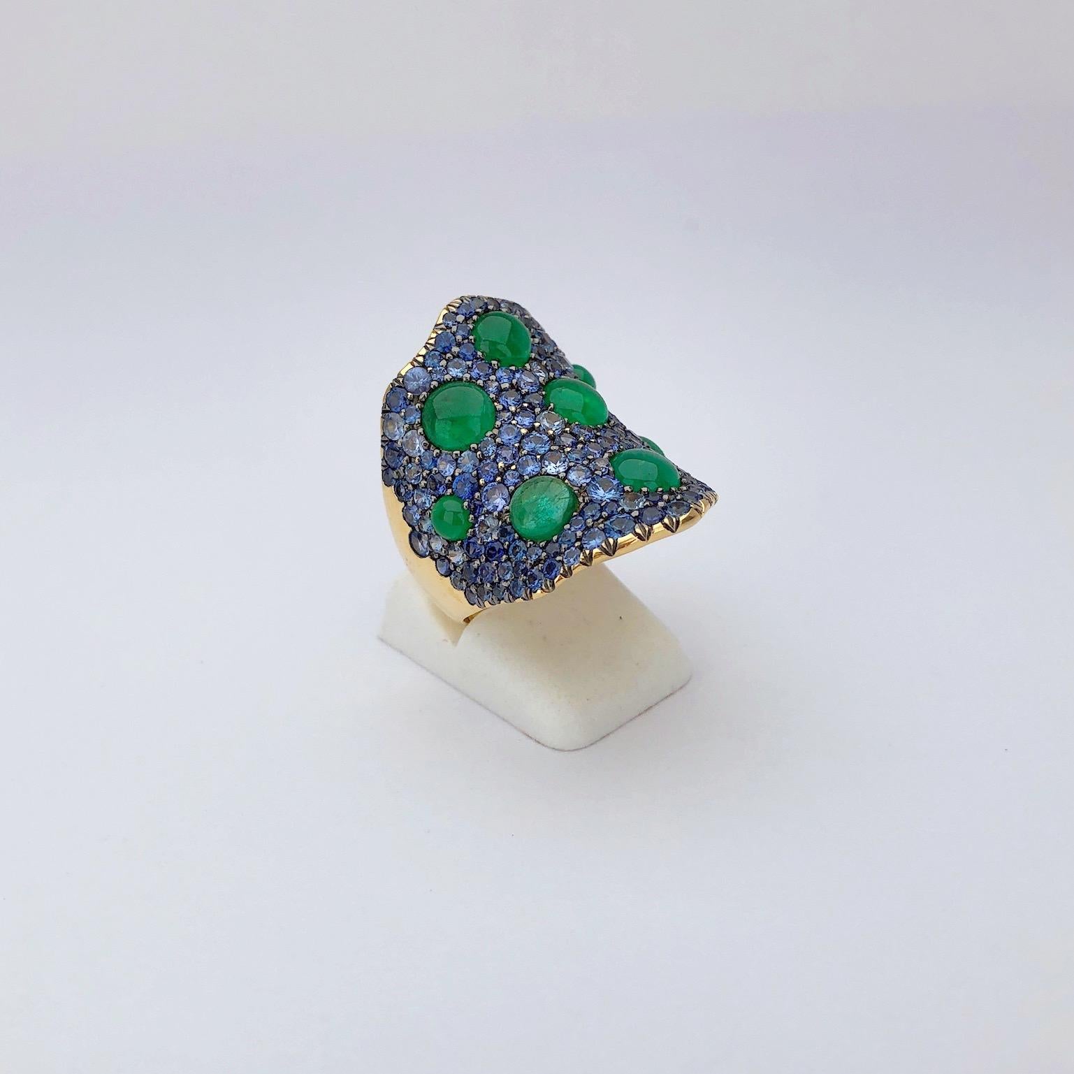 18 Karat Gold 2.99 Carat Cabochon Emerald and 3.81 Carat Blue Sapphire Wave Ring For Sale 2