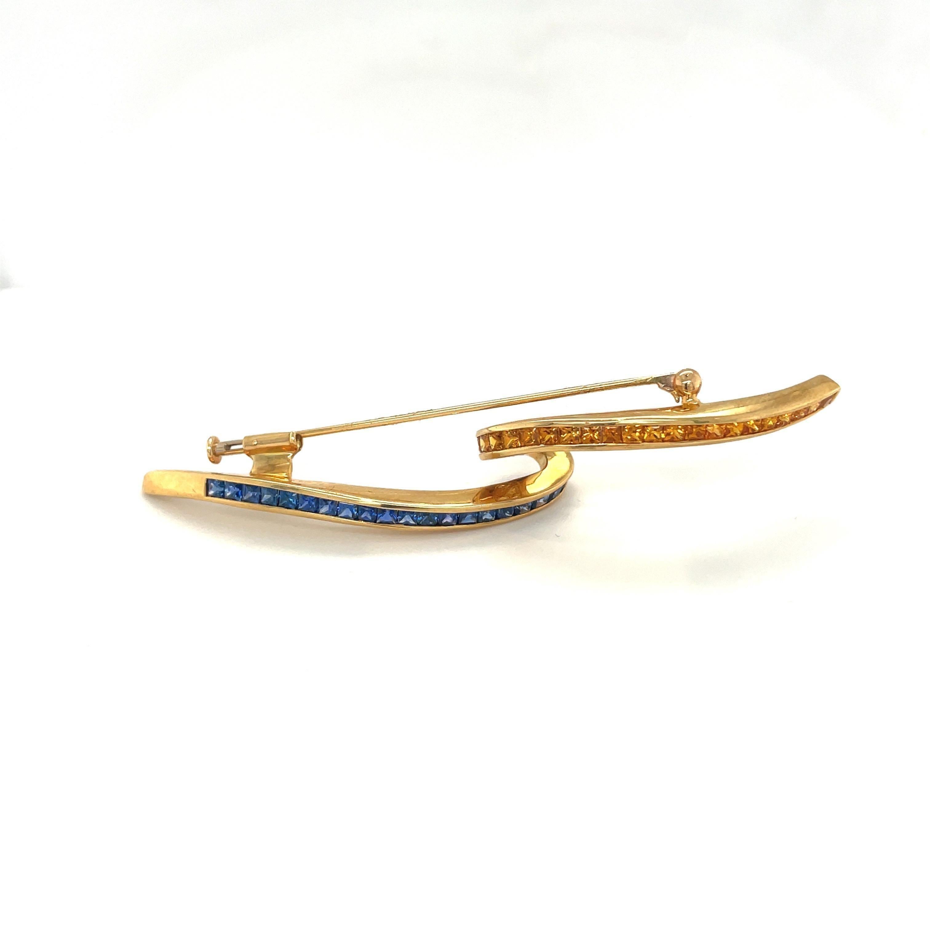 Contemporary 18KT Yellow Gold 3.10Ct Blue & Yellow Sapphire Ribbon Brooch For Sale