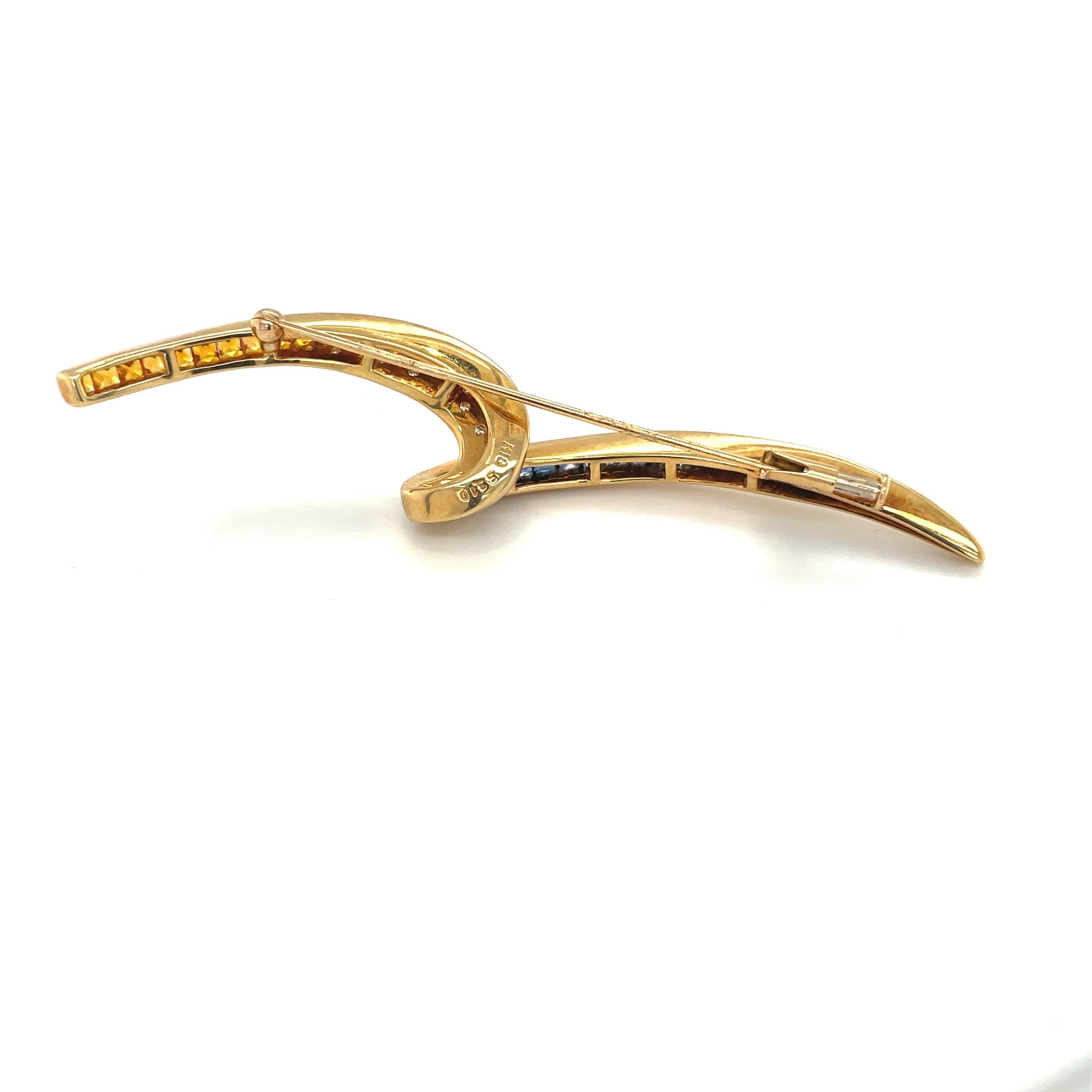 18KT Yellow Gold 3.10Ct Blue & Yellow Sapphire Ribbon Brooch In New Condition For Sale In New York, NY