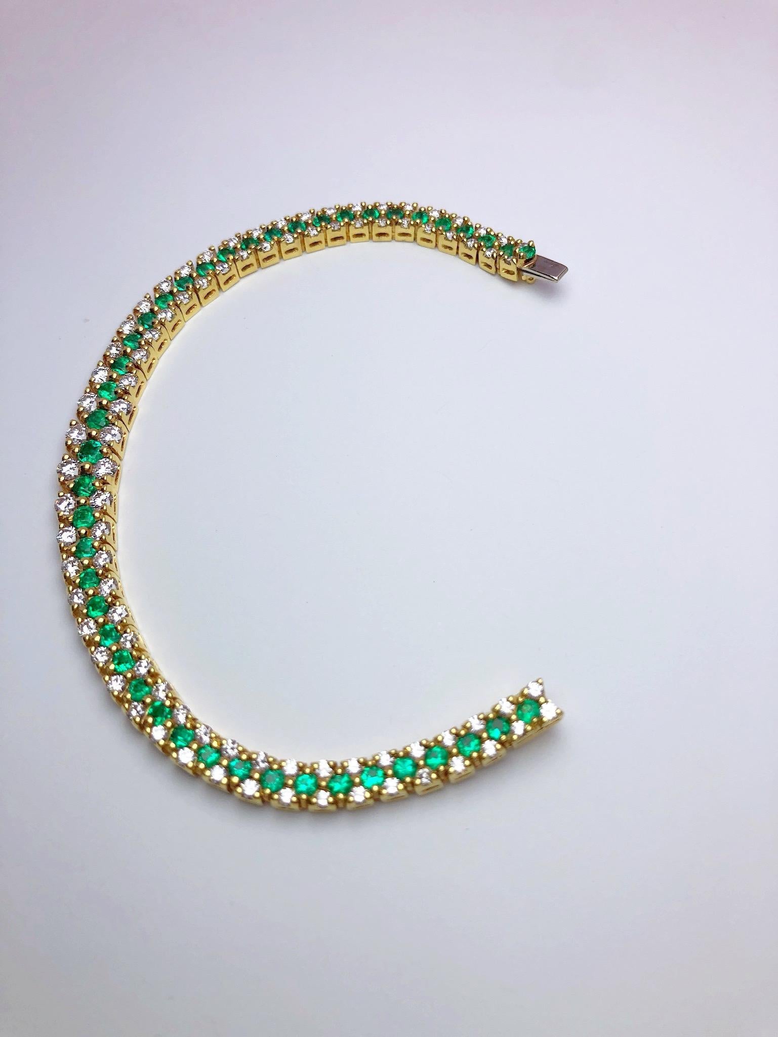 18 Karat Gold 3.68 Carat Emerald and 4.31 Carat Diamond Necklace and Bracelet In New Condition For Sale In New York, NY