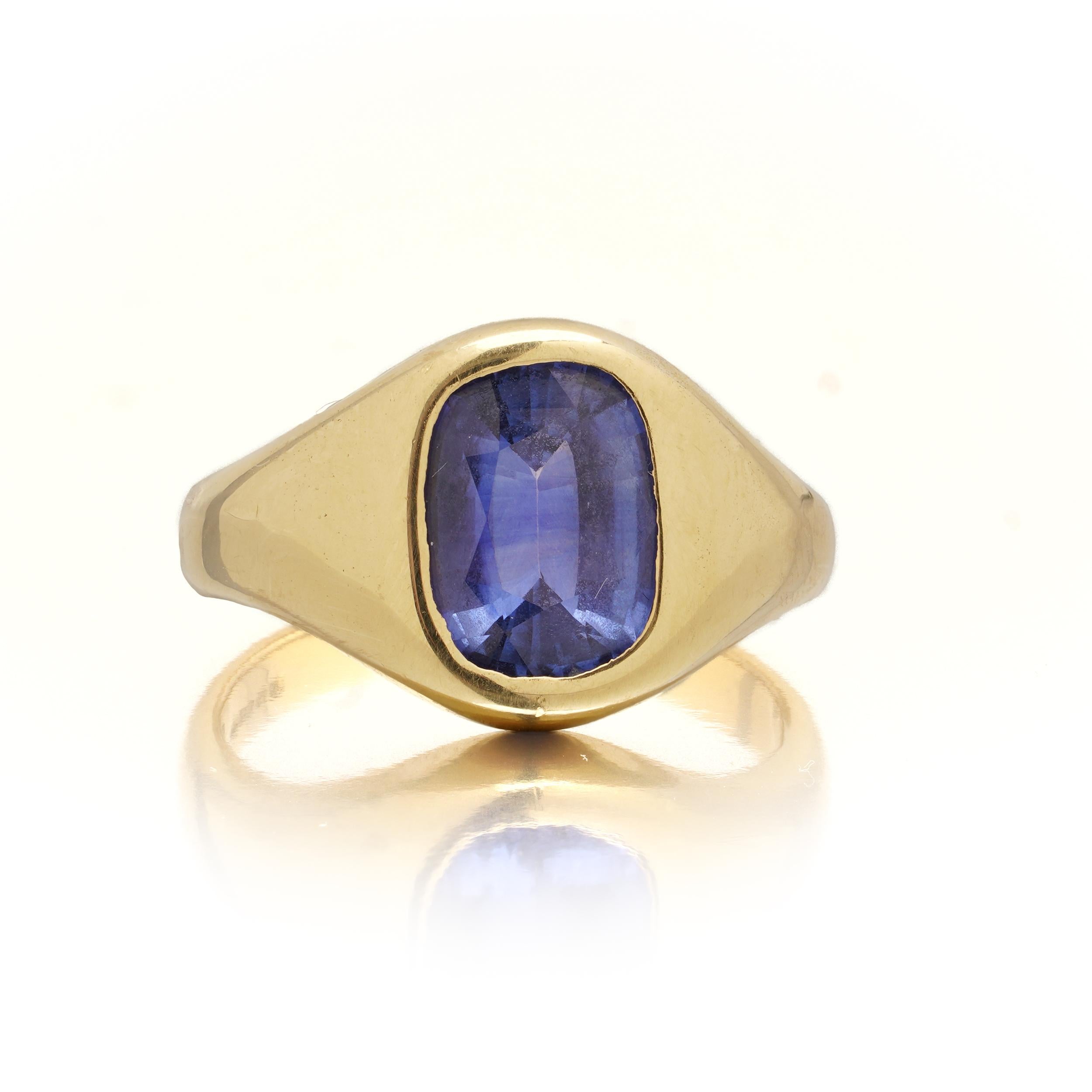 Cushion Cut 18kt Yellow Gold 3.30 ct. cushion mixed - cut Natural Ceylon Sapphire ring For Sale