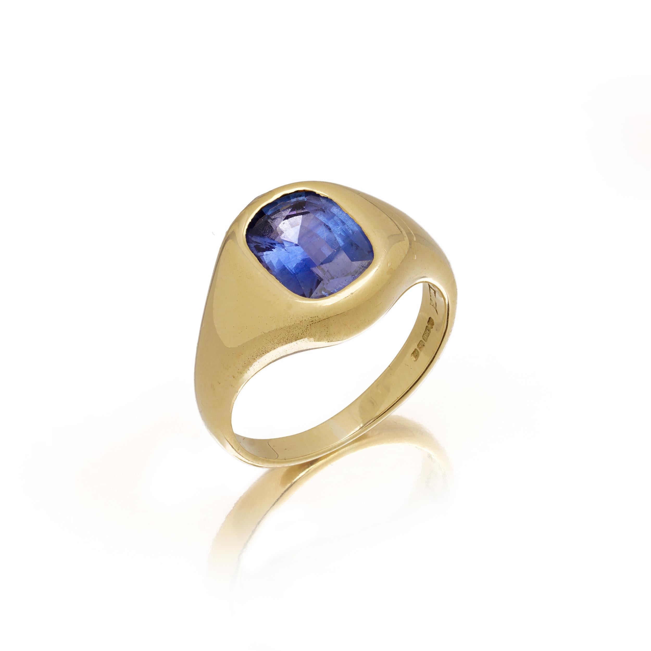 18kt Yellow Gold 3.30 ct. cushion mixed - cut Natural Ceylon Sapphire ring For Sale 1