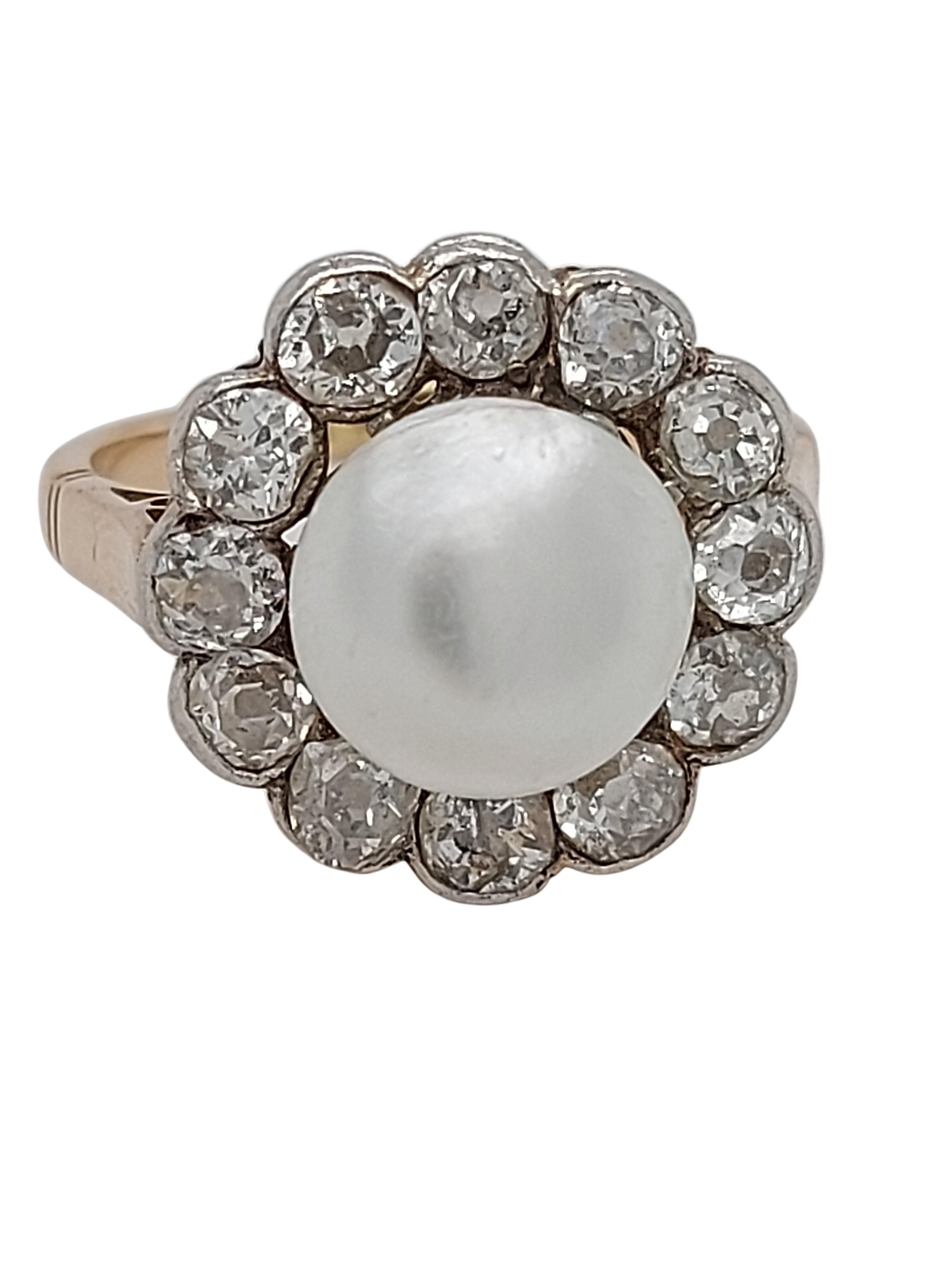 Round Cut 18kt Yellow Gold 4.35ct. Cultured Pearl Ring With Diamonds with ALGT Certificate For Sale