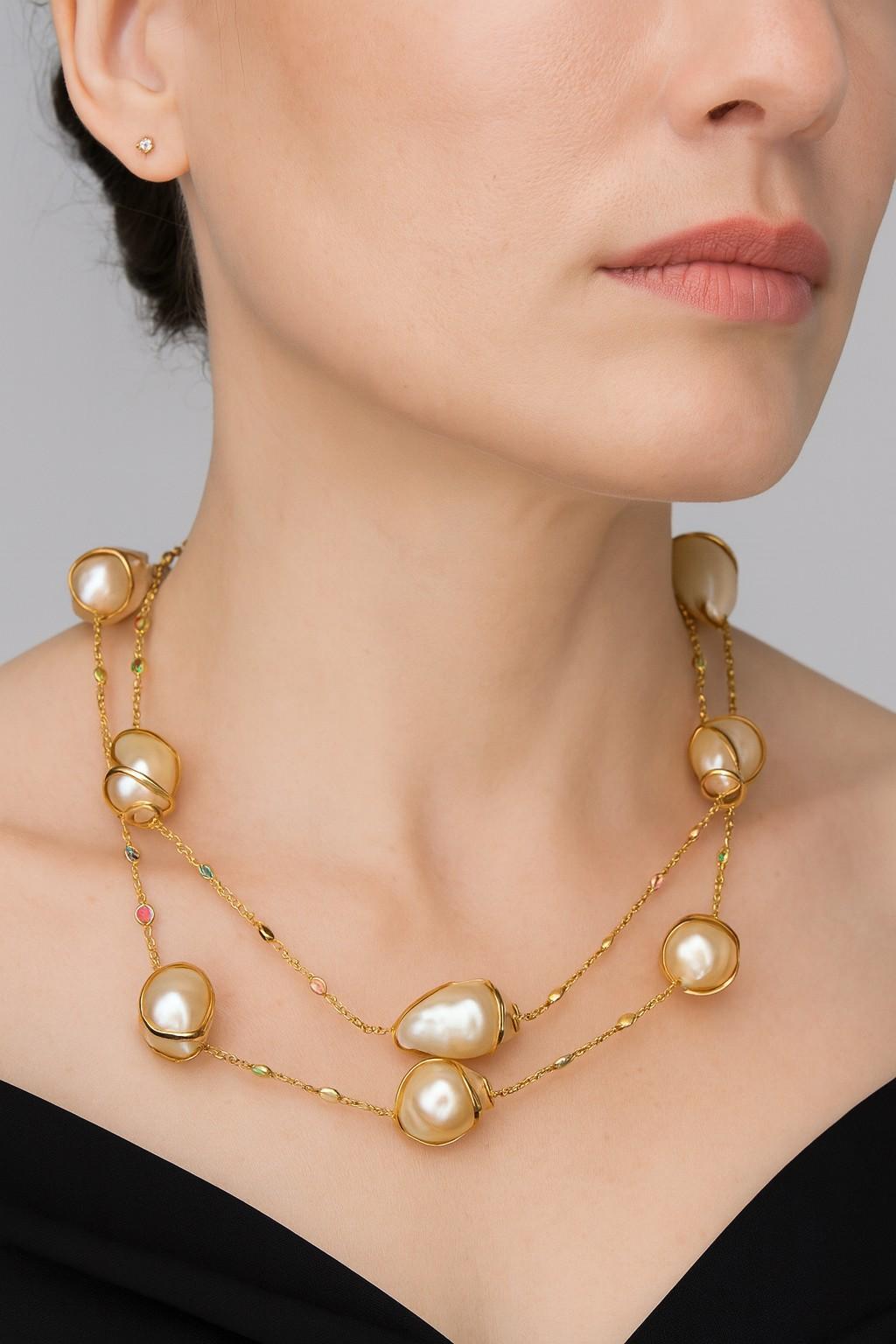 Collar de perlas barrocas y piedras preciosas multicolor de oro amarillo de 18 quilates de 48 pulgadas en Bueno estado para la venta en Philadelphia, PA