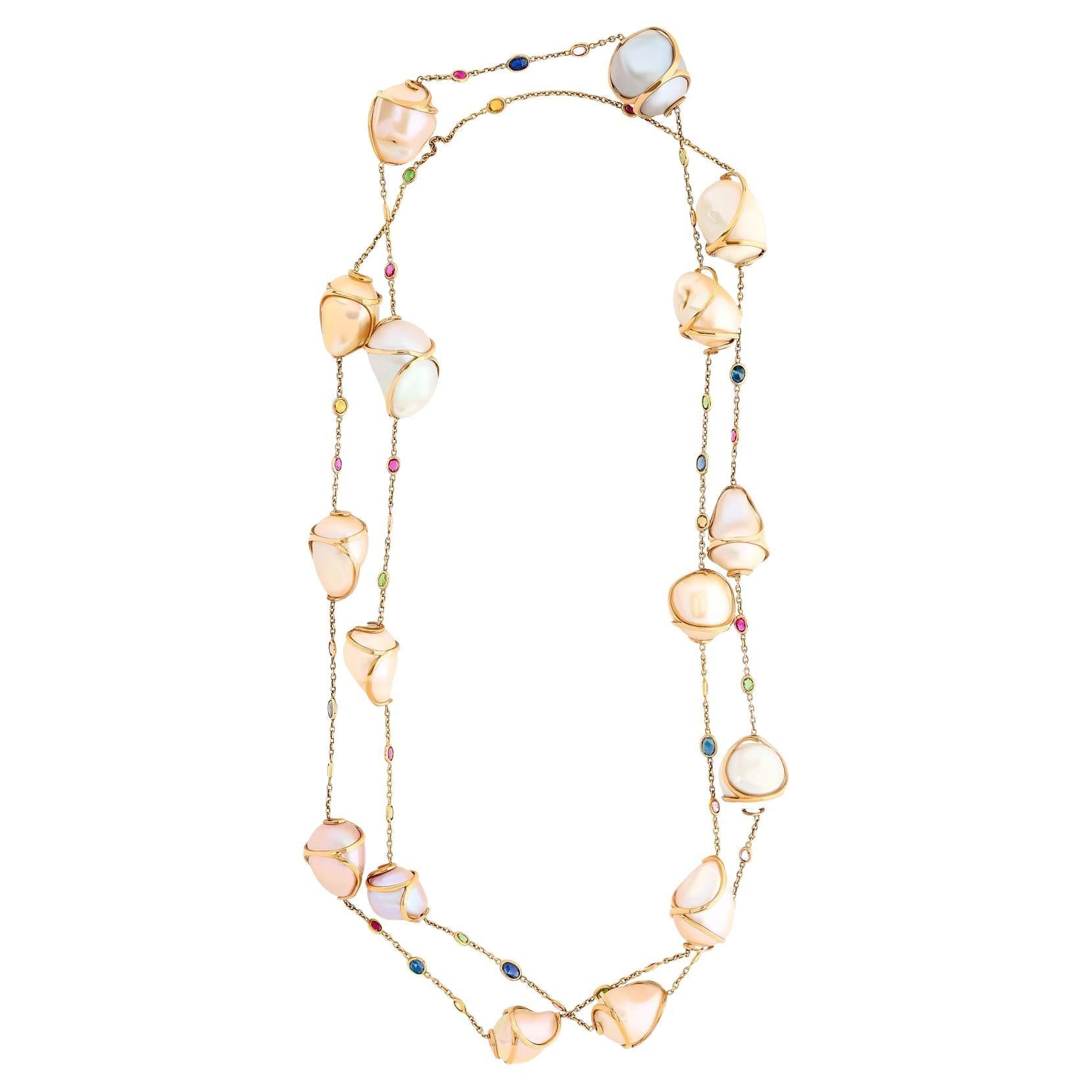 Collar de perlas barrocas y piedras preciosas multicolor de oro amarillo de 18 quilates de 48 pulgadas en venta