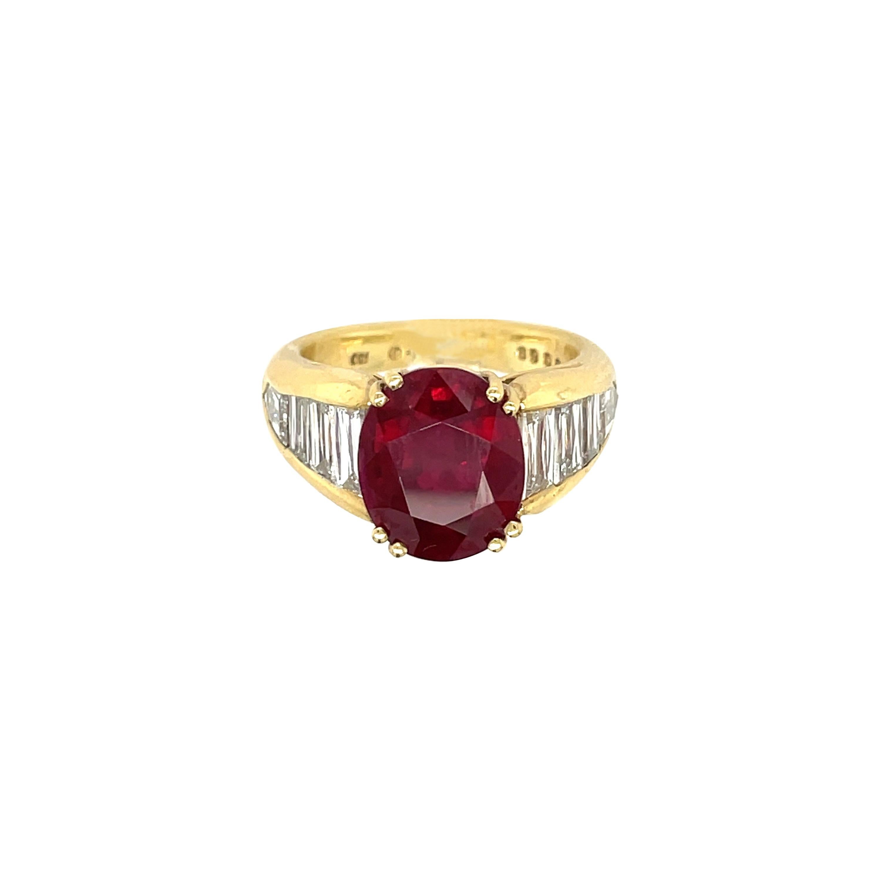 18kt Gelbgold 5,96ct. Ovaler Rubin mit 2,45 Karat. Baguetteschliff-Ring