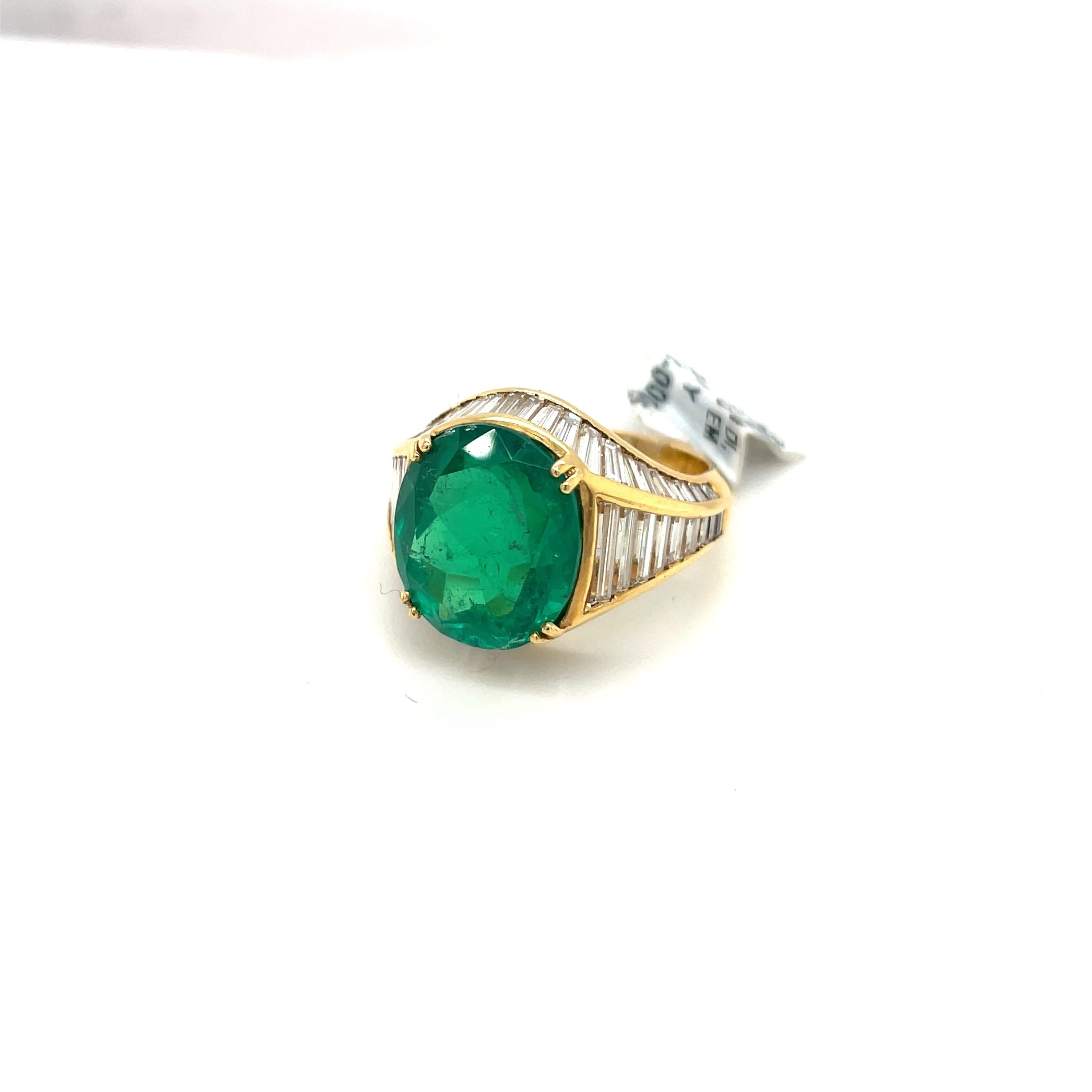 18KT Yellow Gold 6.00CT Oval Emerald 3.23CT Diamond Baguette Ring For Sale 3