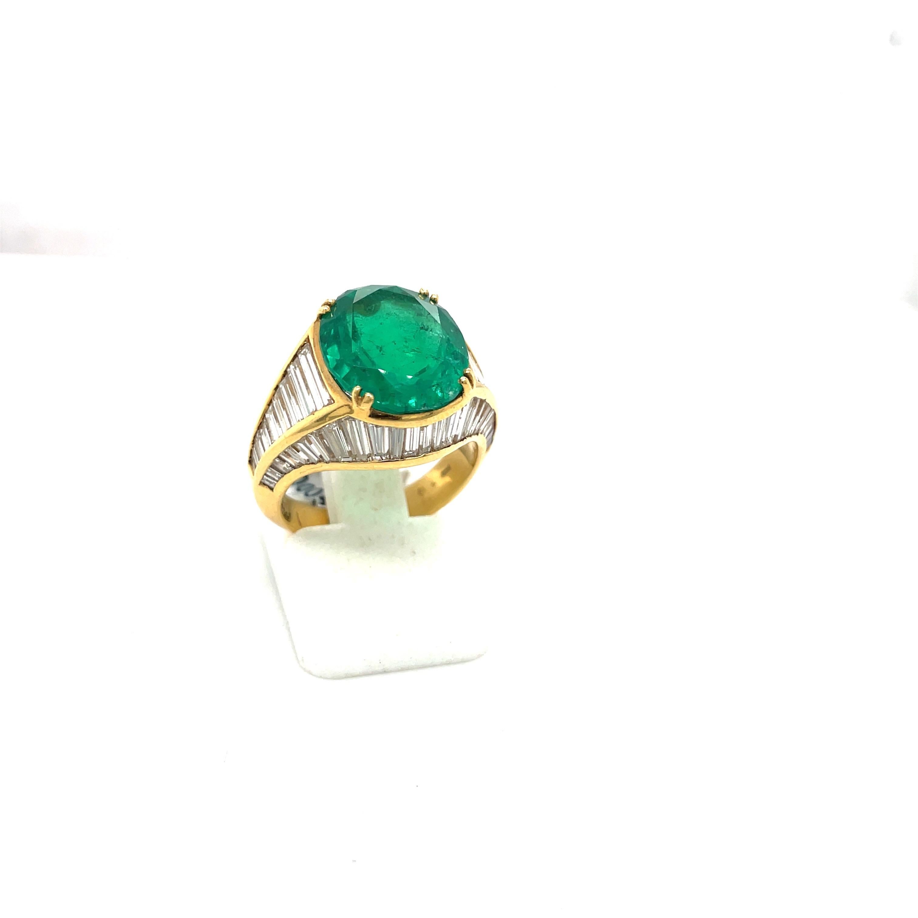 18KT Gelbgold 6,00 Karat Ovaler Smaragd 3,23 Karat Diamant Baguette Ring (Zeitgenössisch) im Angebot