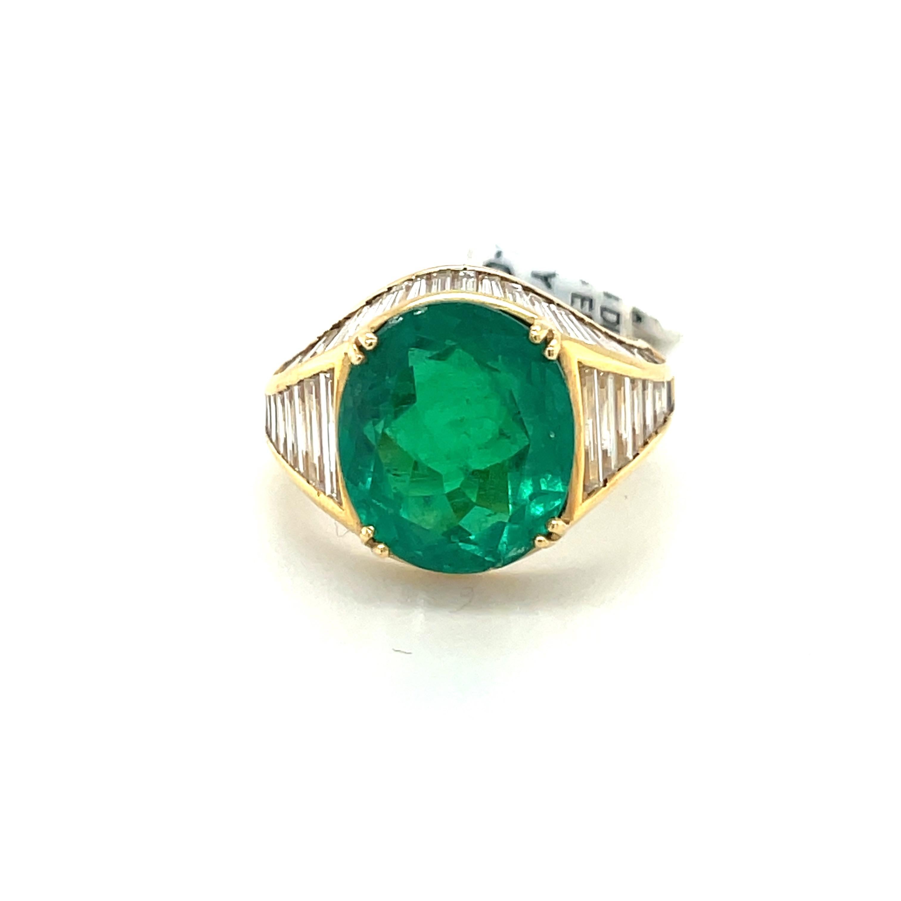 18KT Gelbgold 6,00 Karat Ovaler Smaragd 3,23 Karat Diamant Baguette Ring für Damen oder Herren im Angebot