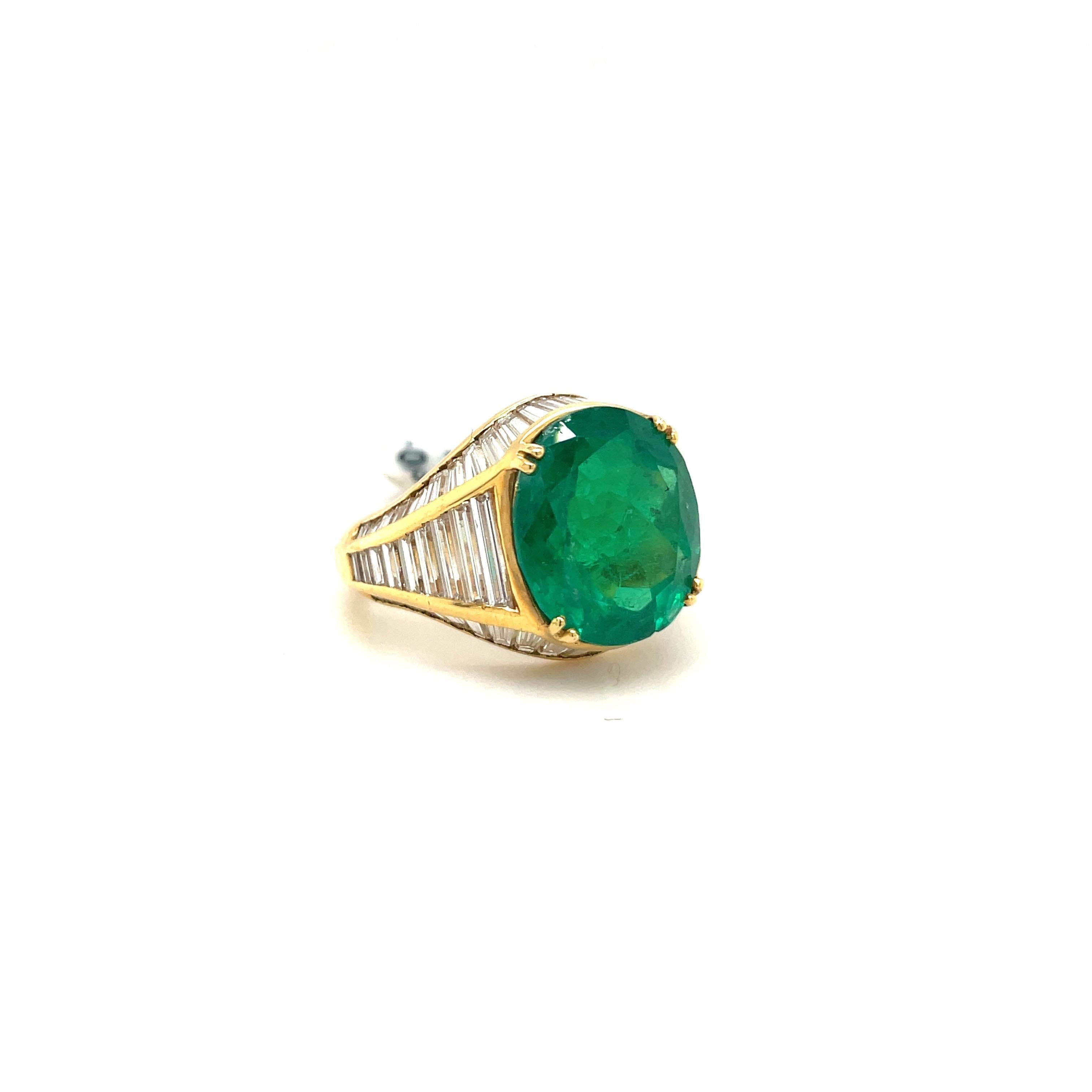 18KT Gelbgold 6,00 Karat Ovaler Smaragd 3,23 Karat Diamant Baguette Ring im Angebot 3
